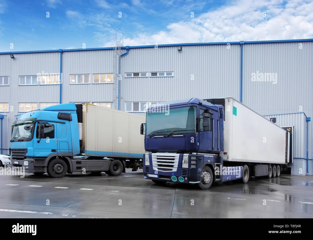 Transport de marchandises - Camion dans l'entrepôt Banque D'Images