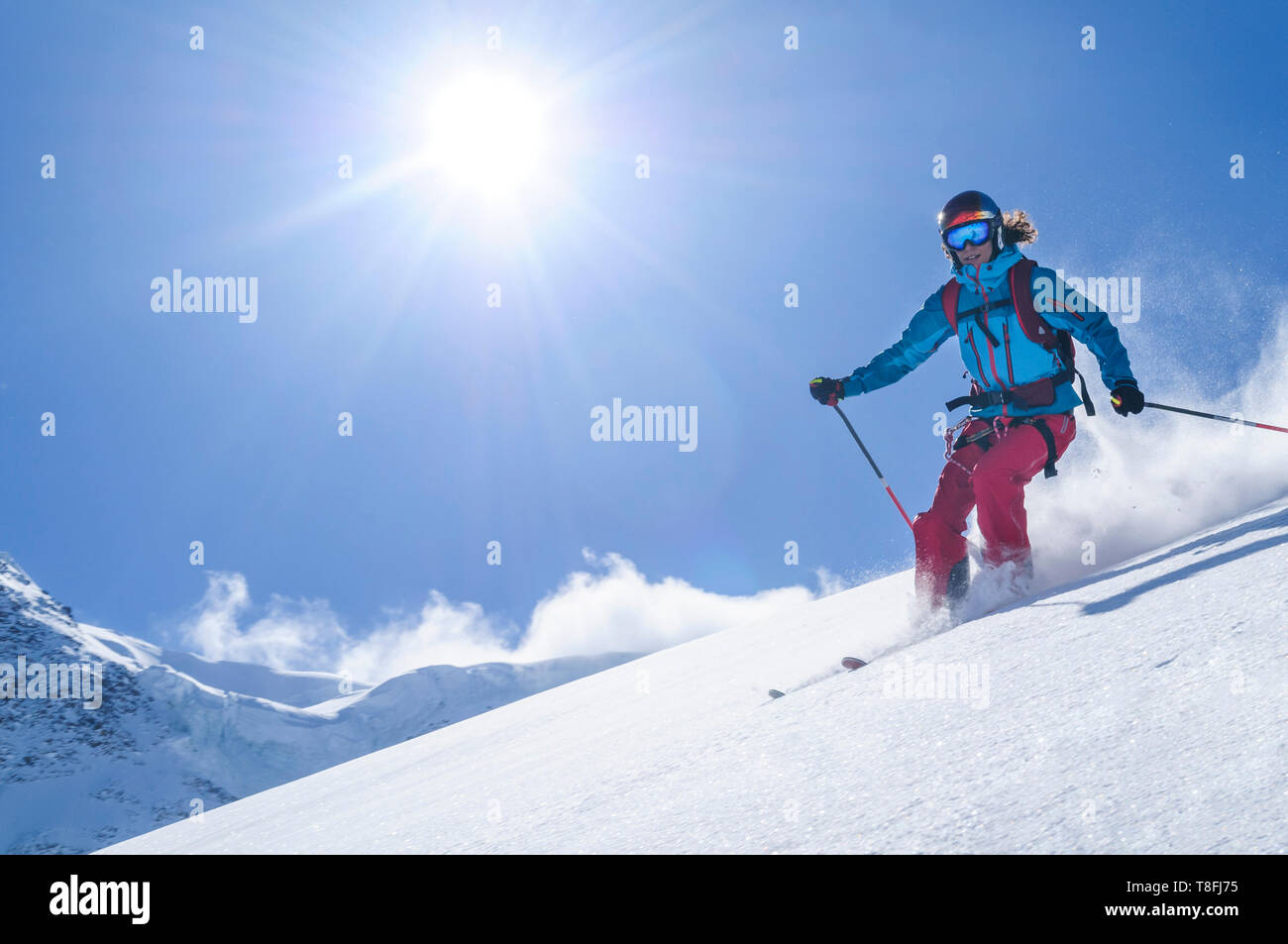 Freeskieur femelle dans l'arrière-pays du ski sur les glaciers du Mont Rose fantastique Banque D'Images