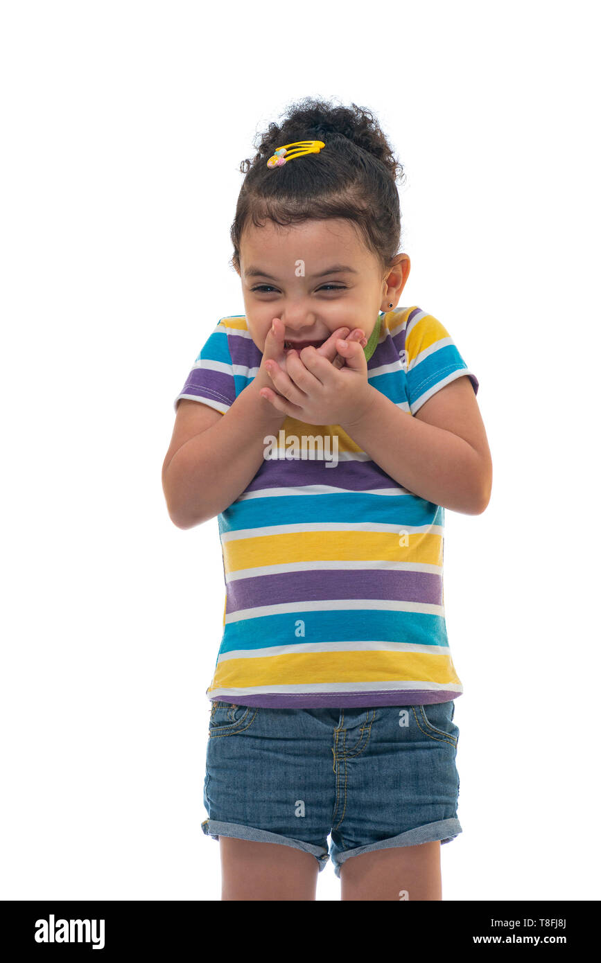 Belle petite fille rire à quelqu'un avec exultation sourire, mal sourire heureux, Studio Shot, isolé sur fond blanc Banque D'Images