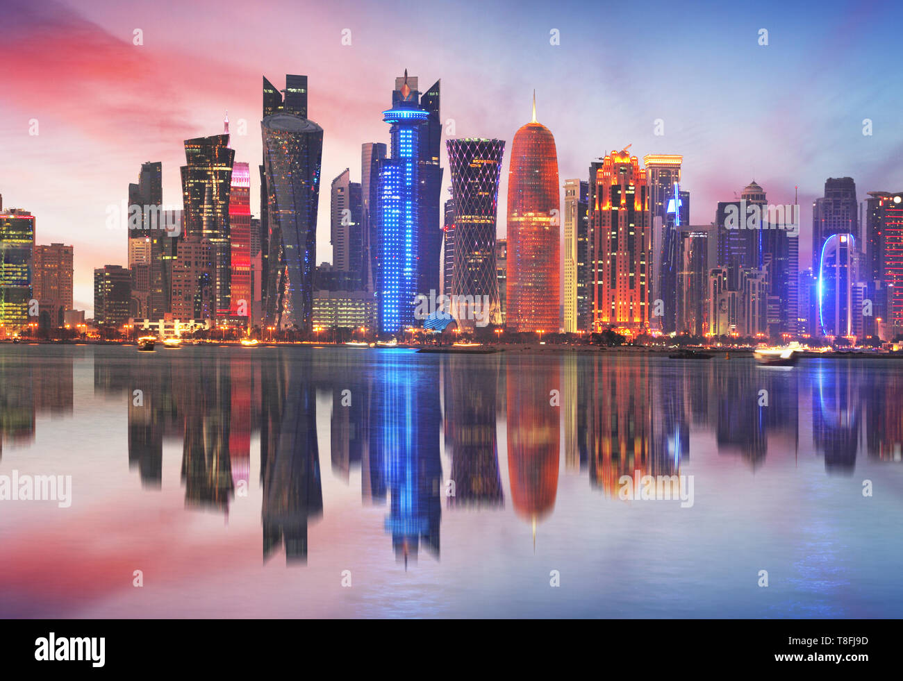 Skyline de Doha West Bay Centre pendant le lever du soleil, au Qatar Banque D'Images