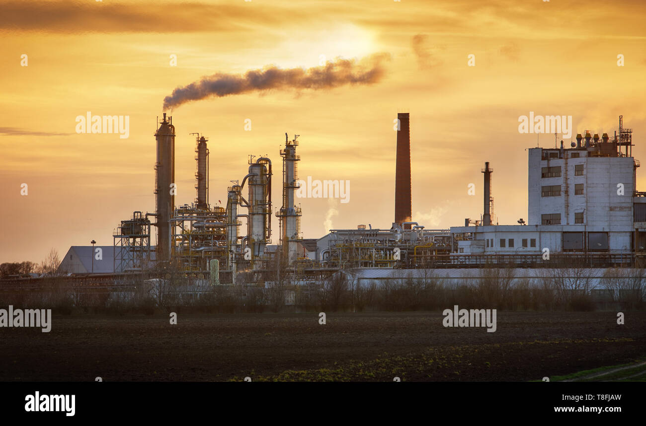 Tuyau d'air d'usine polluante, la fumée des cheminées contre le soleil, les problèmes environnementaux, écologiques, scène de l'industrie thème Banque D'Images