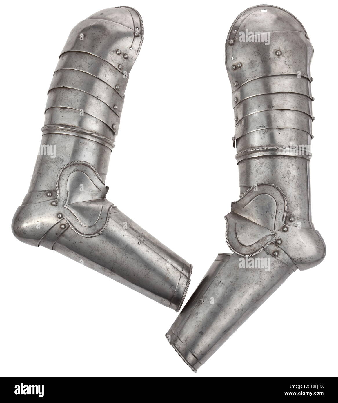 Une paire de bras supplémentaires pour un Allemand de l'infanterie ou la cavalerie légère armor seconde moitié du 16ème siècle. comprenant la lumière spaulders chacune des cinq lames déménagement sur des rivets, les lames percé pour la fixation à une paire de piliers à ressort charnière (non présent sur le hausse-col), la basse lames équipés de meubles tubulaires, tubulaire-supérieur et inférieur-canons, cowters arrondie avec side-ailes (une ré-attaché par un patch interne riveté), et des frontières en retrait avec bords en cordée sous tension. Longueur 65 cm., historique, historique, d'armes, d'armes, d'armes nucléaires , Additional-Rights Clearance-Info-Not-Available- Banque D'Images