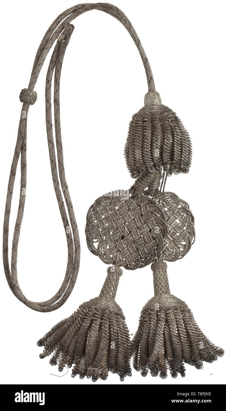 Un défilé d'argent cordon pour un officier arrondi d'argent entrelacés avec cordon noir, faites glisser et lingots d'argent à trois glands d'argent cloutés, large à tresse de fuseaux. De légers dégâts, des signes de vieillissement., historique, historique, de Prusse, la Prusse, l'Allemagne, l'Allemand militaria, militaire, objet, objets, alambics, clipping, coupures, cut out, cut-out, cut-outs, 20e siècle, 19e siècle, Additional-Rights Clearance-Info-Not-Available- Banque D'Images