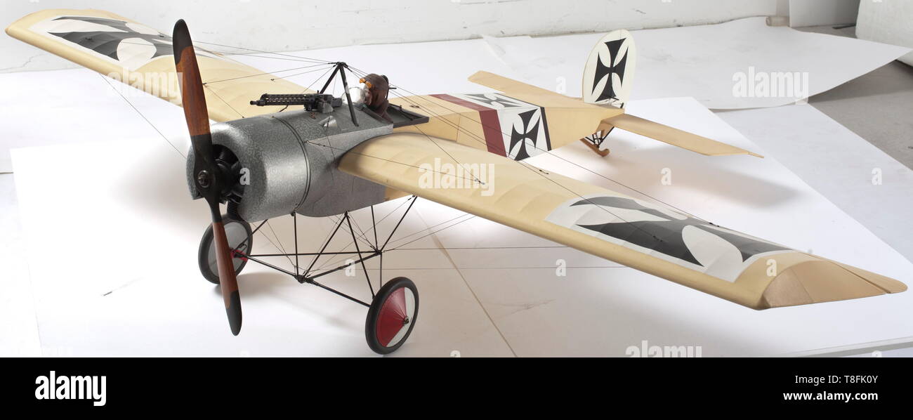 Un vol exceptionnel modèle à l'échelle d'Ernst Udet Fokker E III '105/15' à partir de la Première Guerre Mondiale avec la lumière fine de couleur crème, mainplanes recouverts de tissu, de fuselage et le gouvernail. Les marquages en noir et blanc. Le mainplanes soutenu par les fils de contreventement avec ailerons d'exploitation, les ascenseurs et le gouvernail. Le poste de pilotage contenant un modèle pilote, avec appui-tête, pare-brise, mitrailleuses et munitions ceinture. L'avant du fuselage à revêtement en aluminium et capot moteur avec de nombreux détails, le 16 1/4 pouces (41,3 cm) de diamètre en deux lames de l'hélice en bois avec une seule bougie cylindre moteur. Sur , Editorial-Use-seulement Banque D'Images