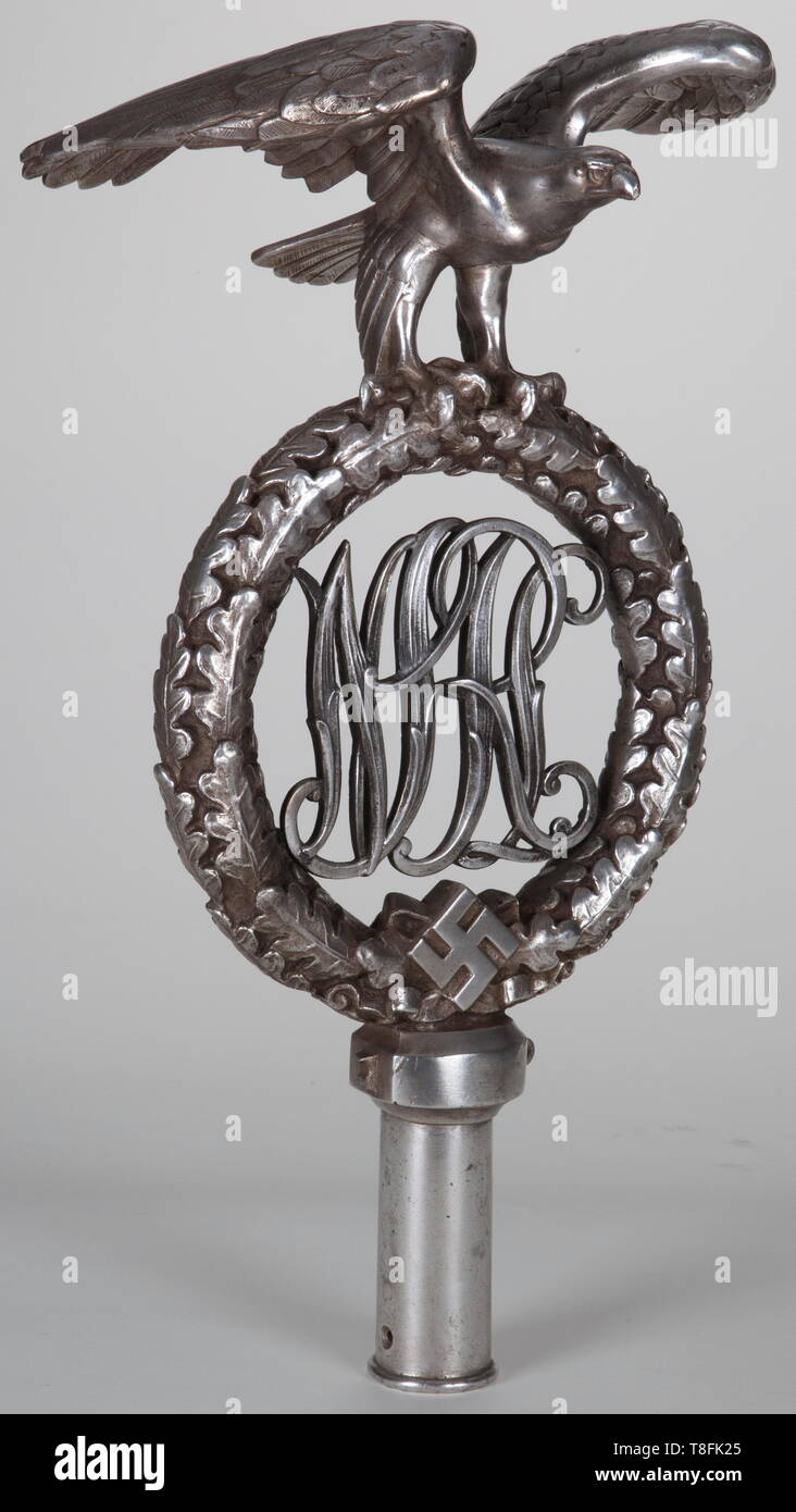 Pôle NSRL Haut : 'Nationalsozialistischer Reichsbund für Leibesübungen (associations sportives) argenté Massive Tombak construction avec un mât en aluminium poli, D.E. tasse blanche, style (26,5 cm d'envergure) oakleaf wreath (23,3 cm de diamètre). 48 cm de hauteur dont 13 cm de base. 'N.R.R.L.' lettres entrelacées, attaché à quatre points sur couronne. Cf. l'A.S Walker, drapeaux et bannières du Troisième Reich. Rare. USA-Los, historique, historique, organisations, l'organisation, l'organisation du 20ème siècle, Editorial-Use-seulement Banque D'Images