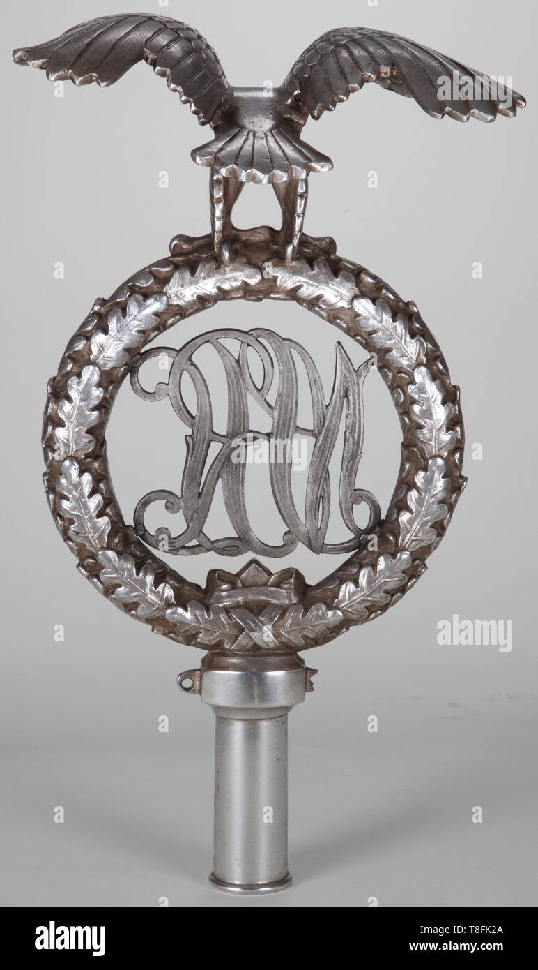 Pôle NSRL Haut : 'Nationalsozialistischer Reichsbund für Leibesübungen (associations sportives) argenté Massive Tombak construction avec un mât en aluminium poli, D.E. tasse blanche, style (26,5 cm d'envergure) oakleaf wreath (23,3 cm de diamètre). 48 cm de hauteur dont 13 cm de base. 'N.R.R.L.' lettres entrelacées, attaché à quatre points sur couronne. Cf. l'A.S Walker, drapeaux et bannières du Troisième Reich. Rare. USA-Los, historique, historique, organisations, l'organisation, l'organisation du 20ème siècle, Editorial-Use-seulement Banque D'Images