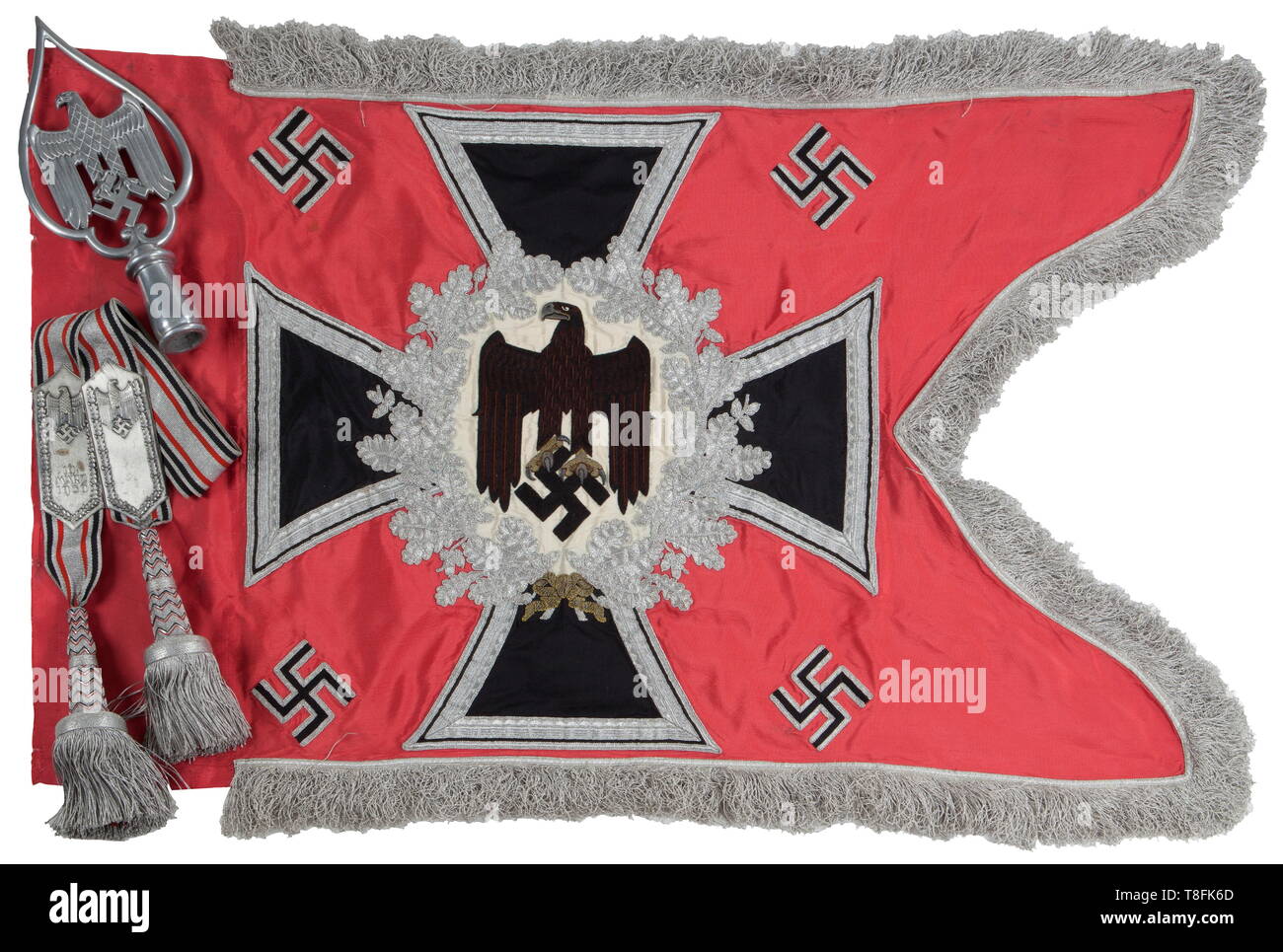 Une norme pour les corps de Panzers en soie de couleur rose avec frange d'argent sur trois côtés libres, les deux faces avec une armée noir brodés à la main avec ses plumes d'aigle mis en valeur de Brown. Bec et serres rendue en broderie d'or sur un champ de soie de couleur crème, entouré d'une feuille de chêne brodées d'argent couronne sur une croix de fer, dans les coins quatre croix gammées appliquée. Clair, des couleurs vives. Fourreau montre les traces d'être fixé sur le mât original. Dimensions 51 cm x 69 cm. Complet avec rouge, noir argent entrelacée de banderoles avec des plaques '16. März 1935' et '16. Mär, Editorial-Use-seulement Banque D'Images