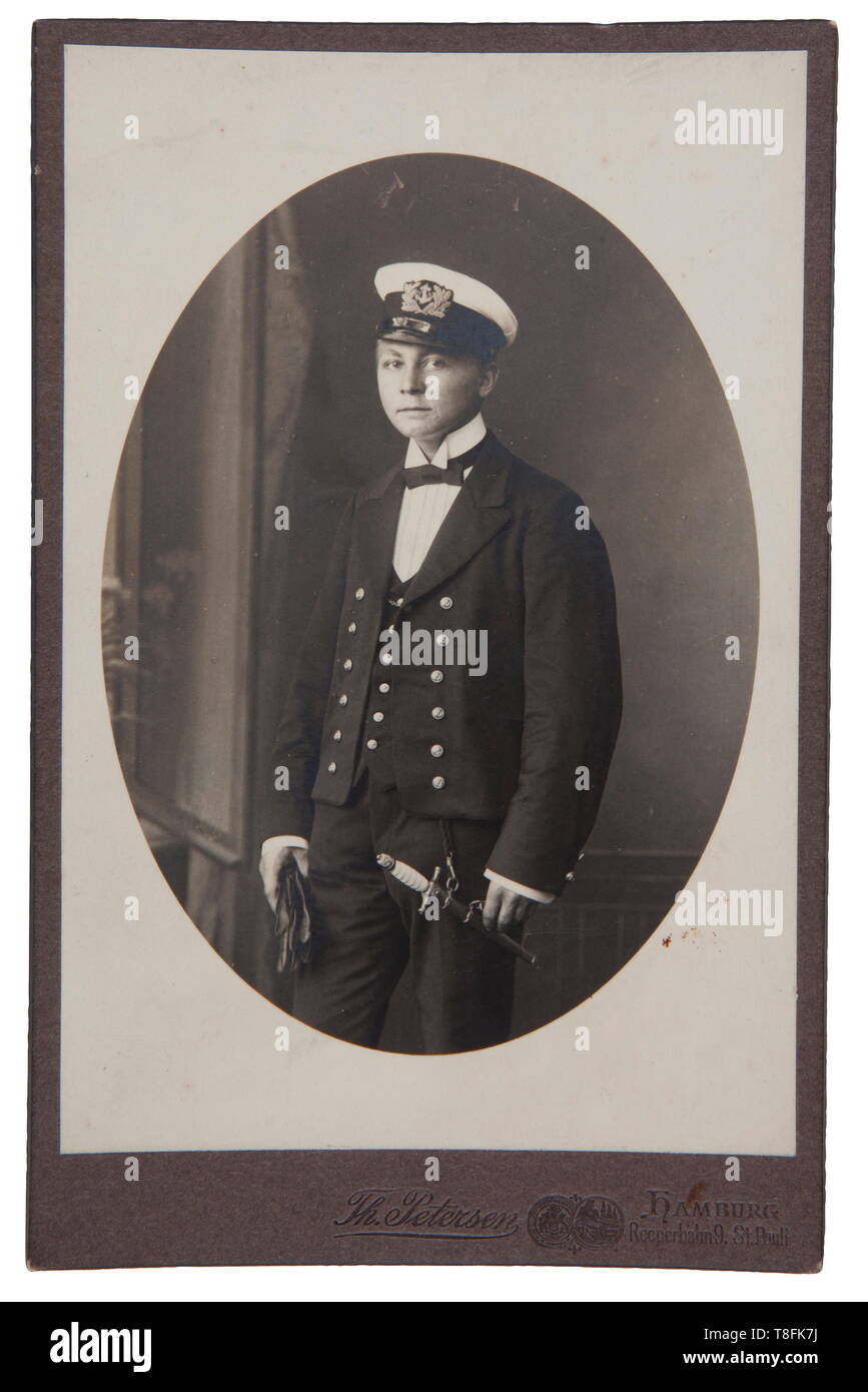 Un cadet de la marine marchande allemande impériale navire dague pommeau de Bell. Le celluloïd sur du bois d'adhérence. Marine standard contre-garde. Gravé double lame, navire à voile à motif de la marine marchande. Fourreau d'éclair. Poignée et fourreau en acier doré. lavage minimale de retenue Cf. Hermann Hampe/Vic Diehl, Deutsche Marinedolche, 2009, p. 218-223. Cf. Thomas M. Johnson de FLC. (Retraité), l'Impériale Armes tranchant allemande, tome 2, p. 20-23. Une photographie originale de poignard porté inclus. Voir plus haut volume 2, p. 23. Longueur 35,5 cm. Provenance : Collection Vic Diehl. Etats-unis - Los-Clearance-Info Additional-Rights, histo-Not-Available Banque D'Images