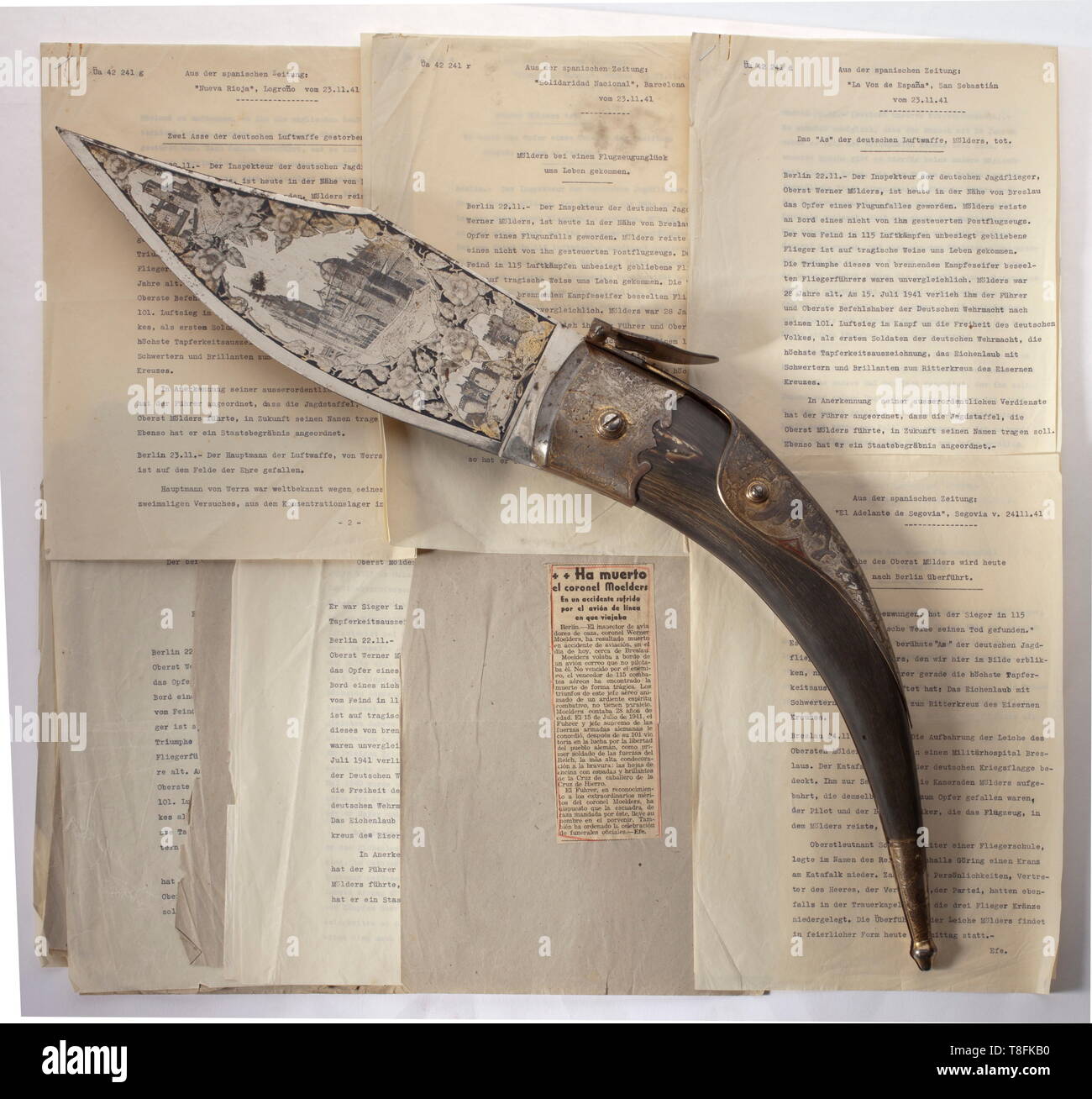 Oberst Werner Mölders - un grand Toledo Navaja de son temps dans la légion Condor (lame puissante tachés), abondamment gravé sur toutes les surfaces avec bleui en partie, en partie gilt (décoloré) représentations de l 'Puente de Alcántara', 'l'Alcazar', et la 'Cathédrale' ainsi que les portes de la ville 'Puerta de Bisagra', 'Puerta de Alfonso VI', 'Puerta del Cambron' et la 'Puerta del Sol'. Grande poignée cowhorn avec de nouvelles villes gravé avec des vestiges de la dorure, l'inverse avec l'espagnol royal Coat of Arms. Le poussoir pour la snap lock avec gravure du décideur 'Felipe Suarez - Hombre de Pa, Editorial-Use-seulement Banque D'Images