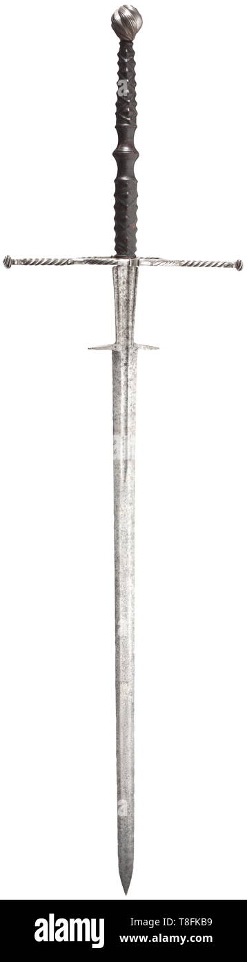 Une épée à deux mains pour le domaine, en partie circa 1520-30 Strong arme à double lame de section hexagonale aplatie avec une coupe plus peu profond à la forte et avec d'autres sur les côtés fullers court du ricasso, formé d'une paire de pattes basale, frappé d'une marque, une fleur, tant au sein de la Fuller et à la base des pattes des deux côtés, garde de fer plus tard writhen bars, comprenant tout droit avec double quillons massive-intérieure et extérieure des joints toriques, la première avec les bornes et la pomme ciselés dernière chaque interrompue par des moulures, ciselées, Additional-Rights Clearance-Info-Not-Available- Banque D'Images