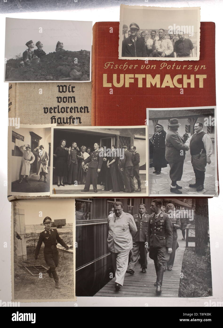 Oberst Werner Mölders - photographies et livres de photographies 18 formats différents : Mölders avec Göring devant son train spécial, avec sa femme, portant un costume de pilote avec des camarades, au cours de sa formation portant une robe et un casque d'acier, sur le sol à regarder un combat aérien, avec elle a aussi trois photographies de Carinhall. Huit livres, 'Luftmacht', Fischer c. Poturzyn, 1938 et 'Wir vom verlorenen Haufen', F. C. Forell, l'flyleaves avec quasiment inscription 'W./Werner Mölders" à élaborer par écrit, "ölders und seine Männer', F. C. Forell, estampillé signatu, Editorial-Use-seulement Banque D'Images
