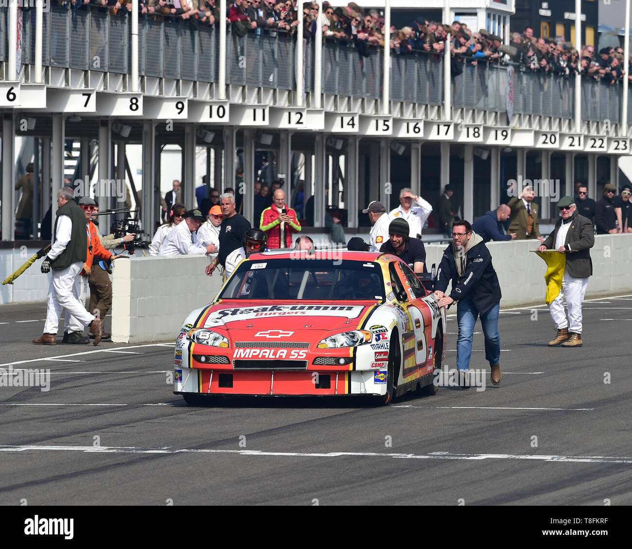 Regretably ce gentlemans le moteur ne démarre pas, Robin Stephens, Chevrolet Impala SS, NASCAR, 77e réunion des membres, Goodwood, West Sussex, Angleterre, Apr Banque D'Images