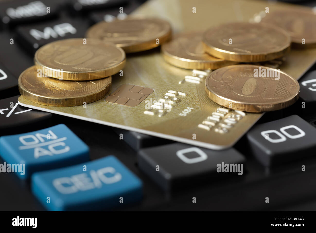 Carte de crédit et les pièces sont sur la calculatrice. L'administration et des finances. Banque D'Images