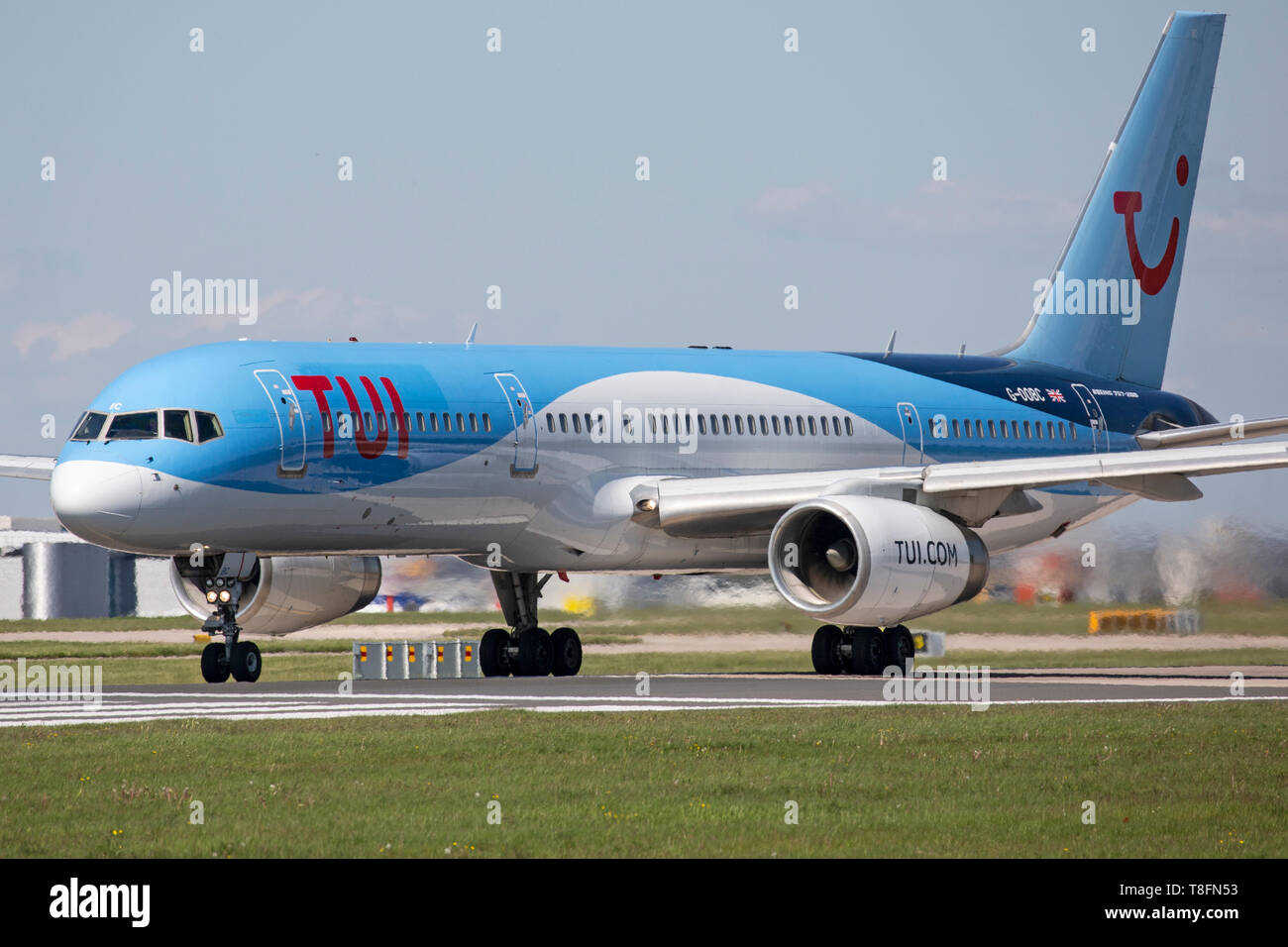 Un Boeing 757-200 de TUI, l'enregistrement G-OOBC, décollant de l'aéroport de Manchester, Angleterre. Banque D'Images