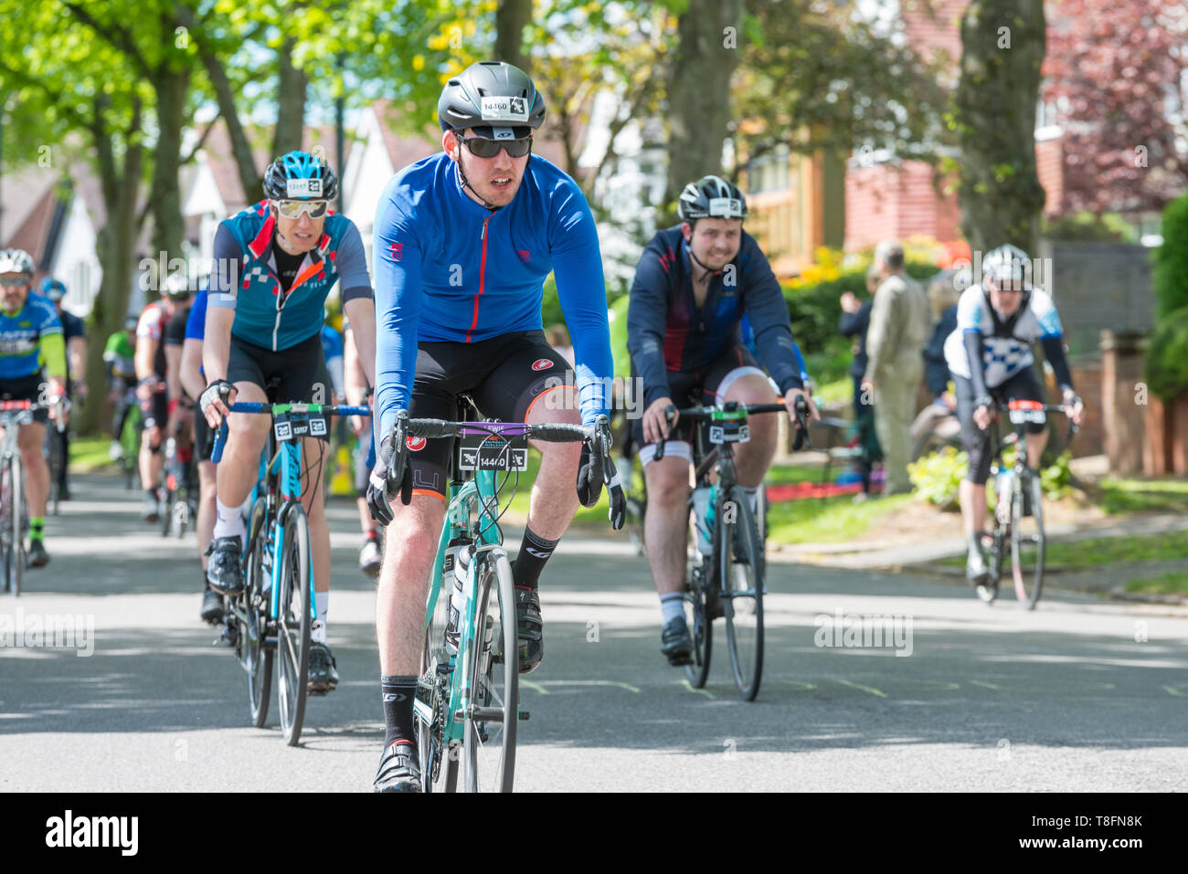 Cavaliers dans la Birmingham Velo 100 mile randonnée, balade dans le quartier verdoyant de la banlieue de Birmingham Harborne vers la ligne d'arrivée Banque D'Images