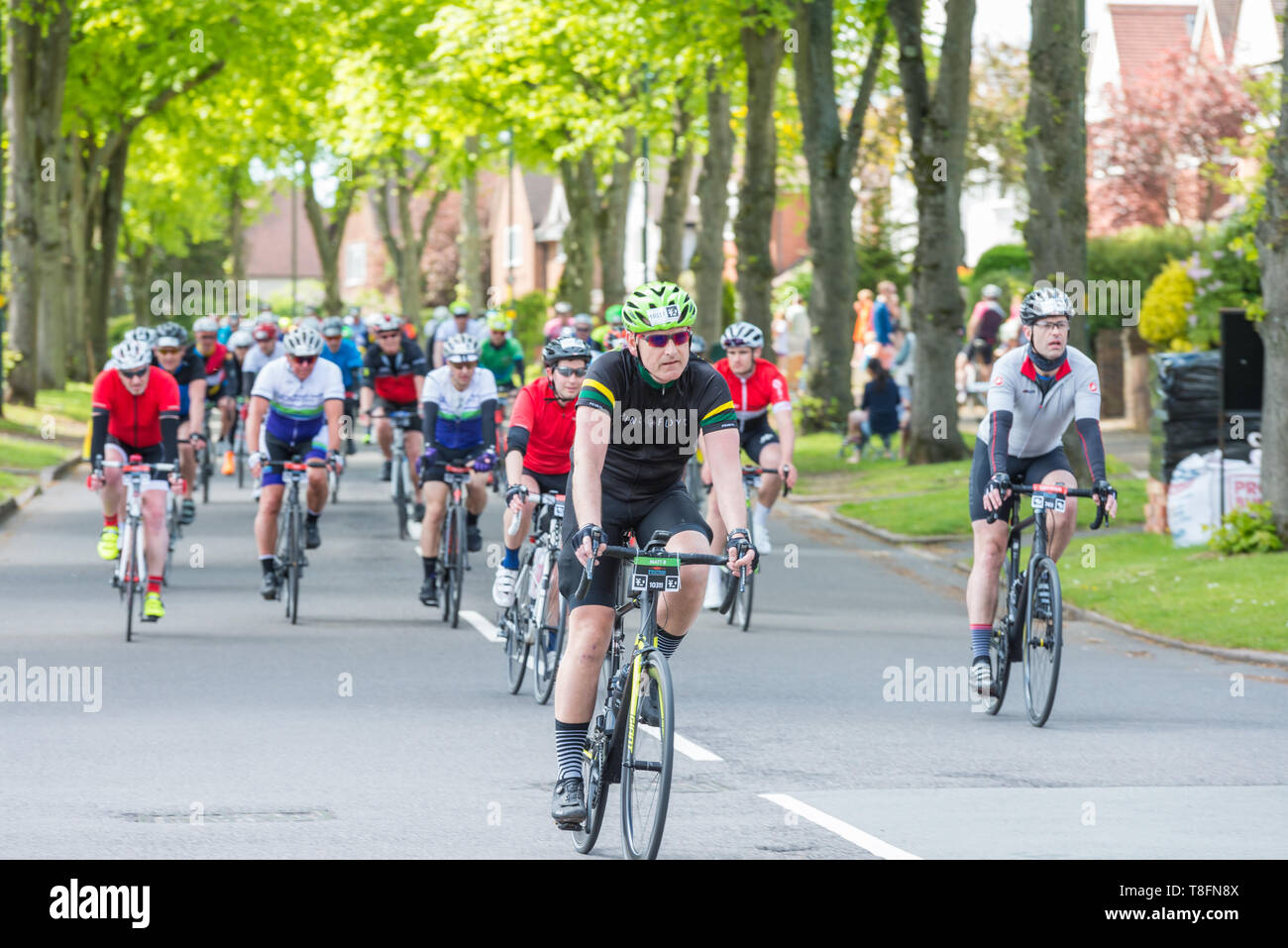 Cavaliers dans la Birmingham Velo 100 mile randonnée, balade dans le quartier verdoyant de la banlieue de Birmingham Harborne vers la ligne d'arrivée Banque D'Images