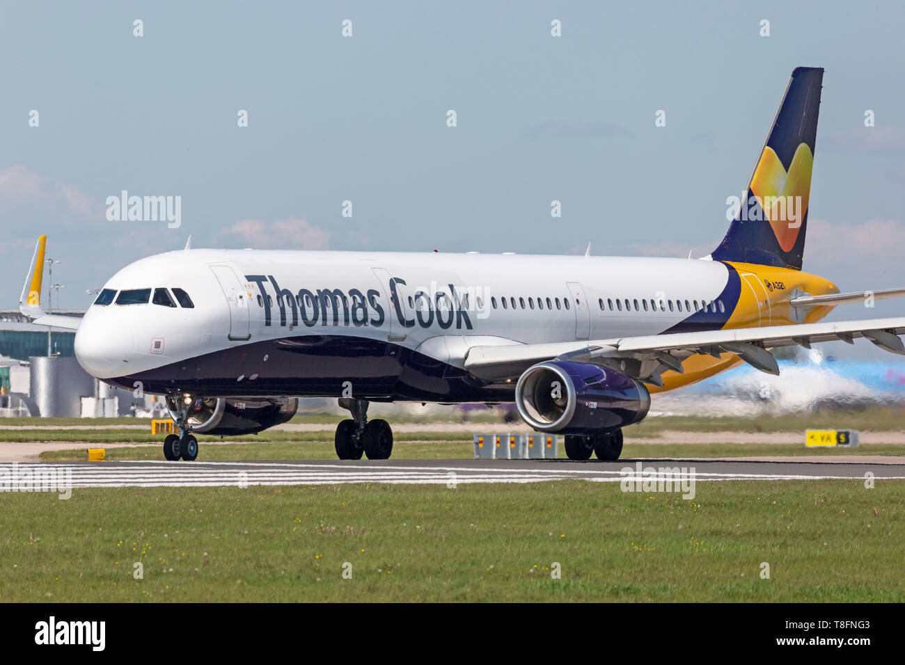Thomas Cook Airlines Airbus A321-200, immatriculé G-TCVC, la préparation pour le décollage de l'aéroport de Manchester, Angleterre. Banque D'Images