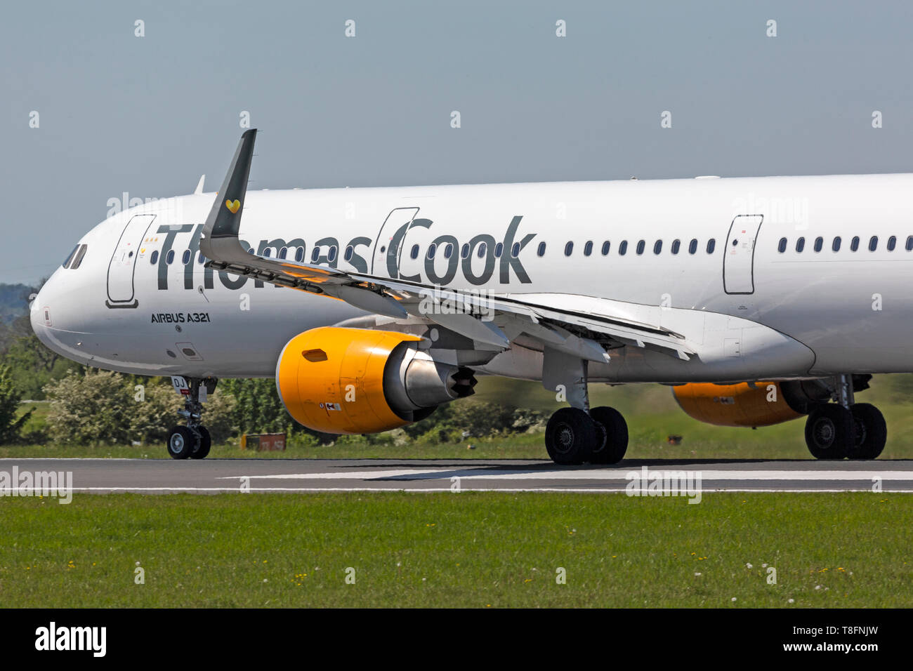 Thomas Cook Airlines Airbus A321-200, immatriculé G-TCDJ, qui décolle de l'aéroport de Manchester, Angleterre. Détail montre moteur sur l'aile. Banque D'Images