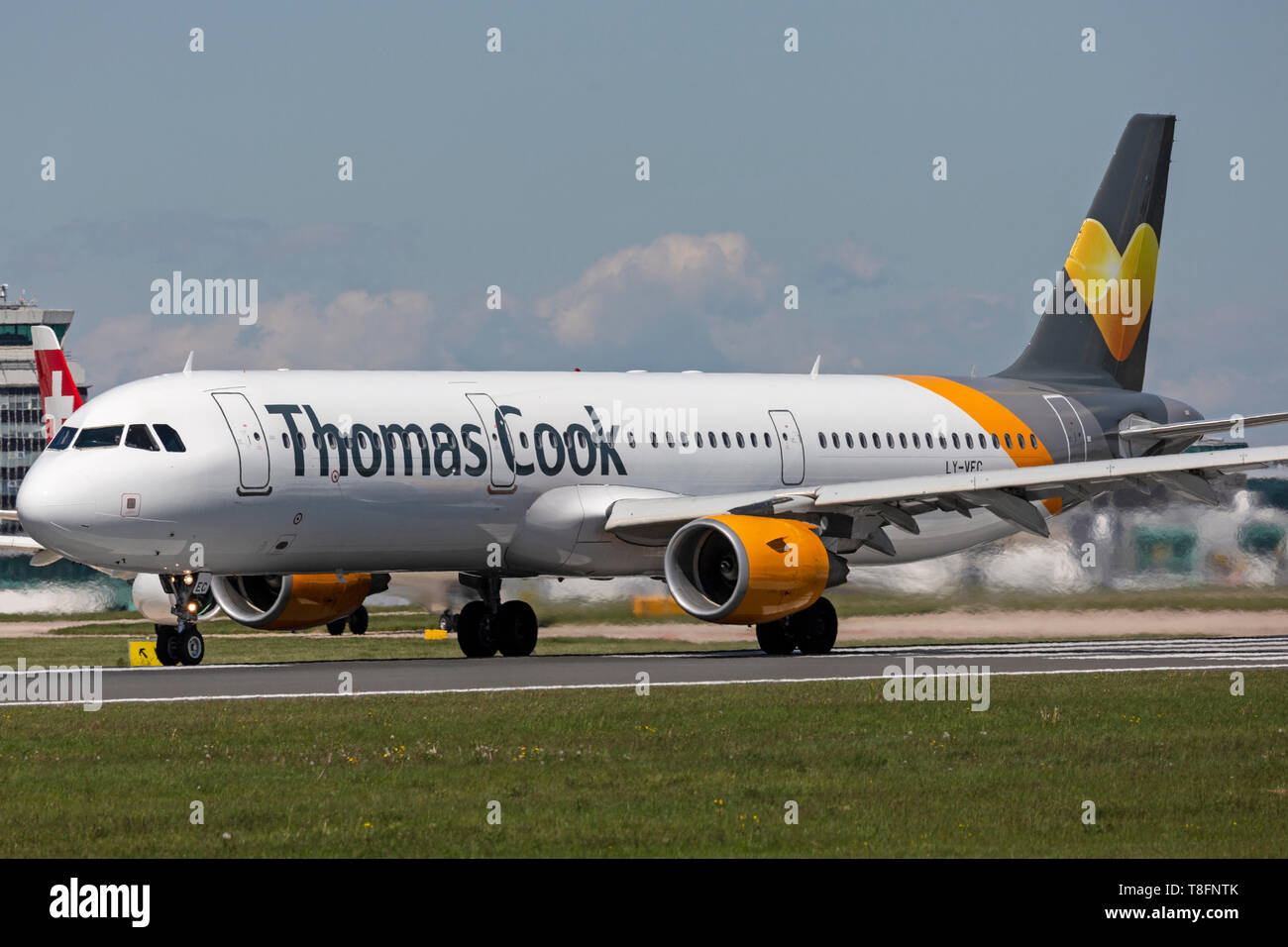 Thomas Cook Airbus A321-200, immatriculé LY-CVE, la préparation pour le décollage de l'aéroport de Manchester, Angleterre. Banque D'Images