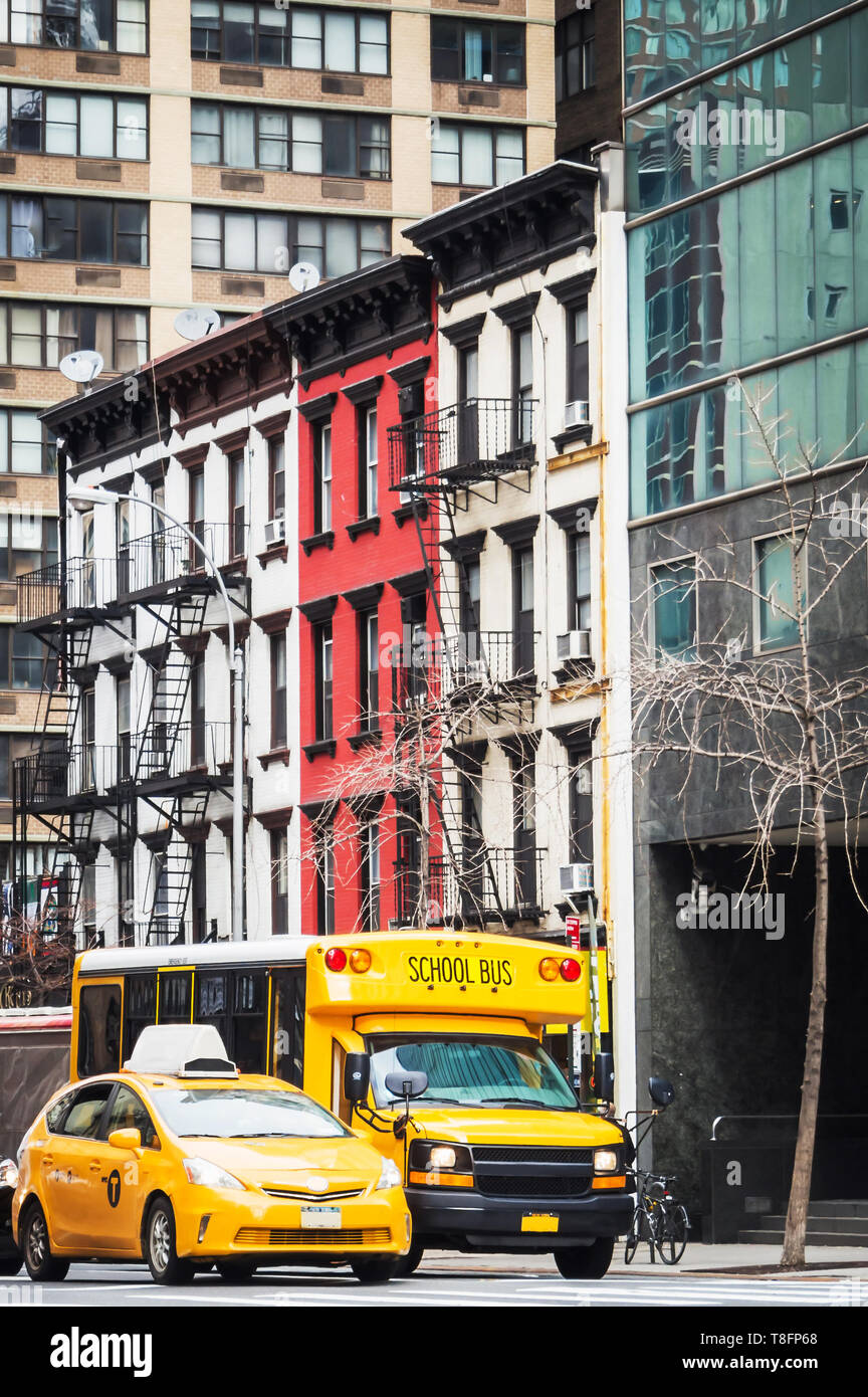 School bus et taxi jaune dans les rues de Manhattan à New York City Banque D'Images