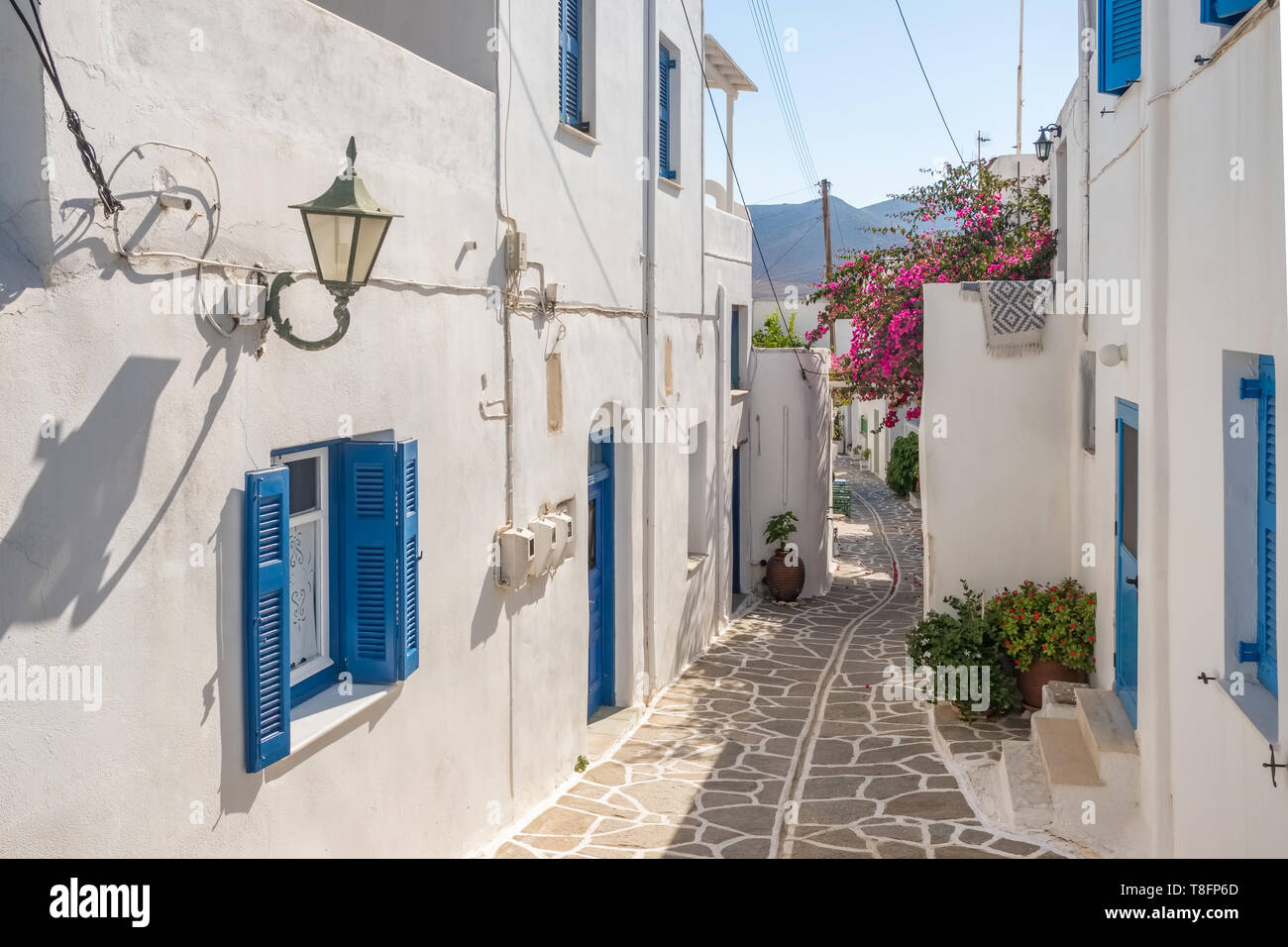 Vue typique d'une rue étroite dans la vieille ville de Naoussa, l'île de Paros, Cyclades Banque D'Images