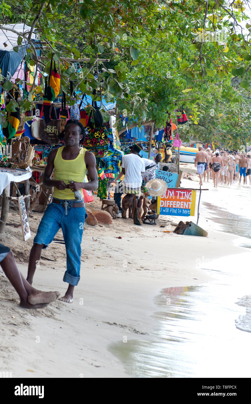 Jamaican man vente de cadeaux au marché de la plage Banque D'Images