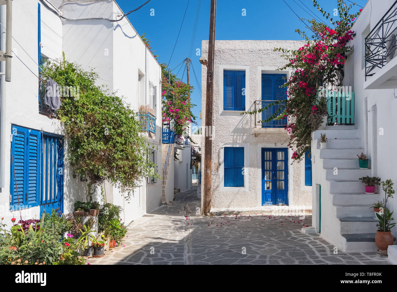 Vue typique d'une rue étroite dans la vieille ville de Naoussa, l'île de Paros, Cyclades Banque D'Images