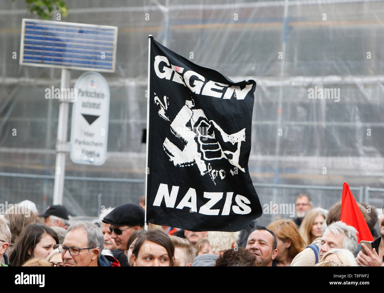 Nürnberg, Allemagne. Le 11 mai, 2019. Un contre-manifestant est titulaire d'un drapeau qui indique 'contre les Nazis" et dispose d'une croix gammée, écrasé par un poing. Environ 80 personnes ont participé à une marche à travers Paris, organisée par le parti de droite 'Die Rechte' (droite). Les principales questions de la marche a été la promotion du vote pour Die Rechte' dans les prochaines élections européennes et leurs politiques anti-immigration. Ils ont été confrontés à plusieurs centaines de contre-manifestants de différentes organisations politiques. Crédit : Michael Debets/Pacific Press/Alamy Live News Banque D'Images