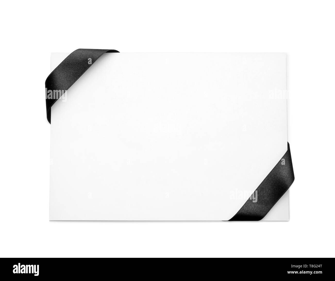 Carte de papier vierge avec rubans noirs sur fond blanc Banque D'Images
