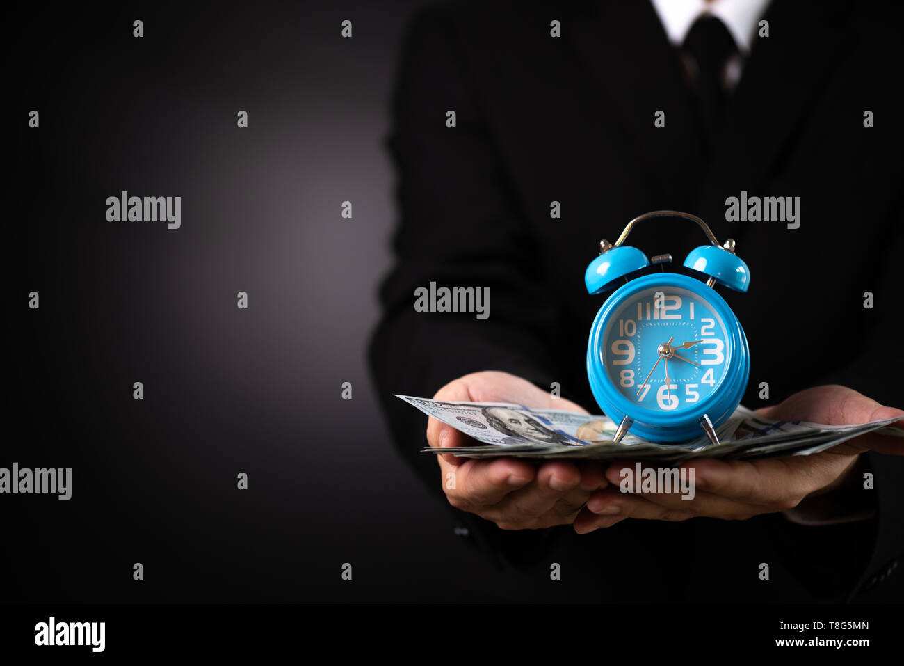 Portrait de l'argent et de l'horloge. Le temps est de l'argent, le succès et l'investissement rentable des concepts. Banque D'Images