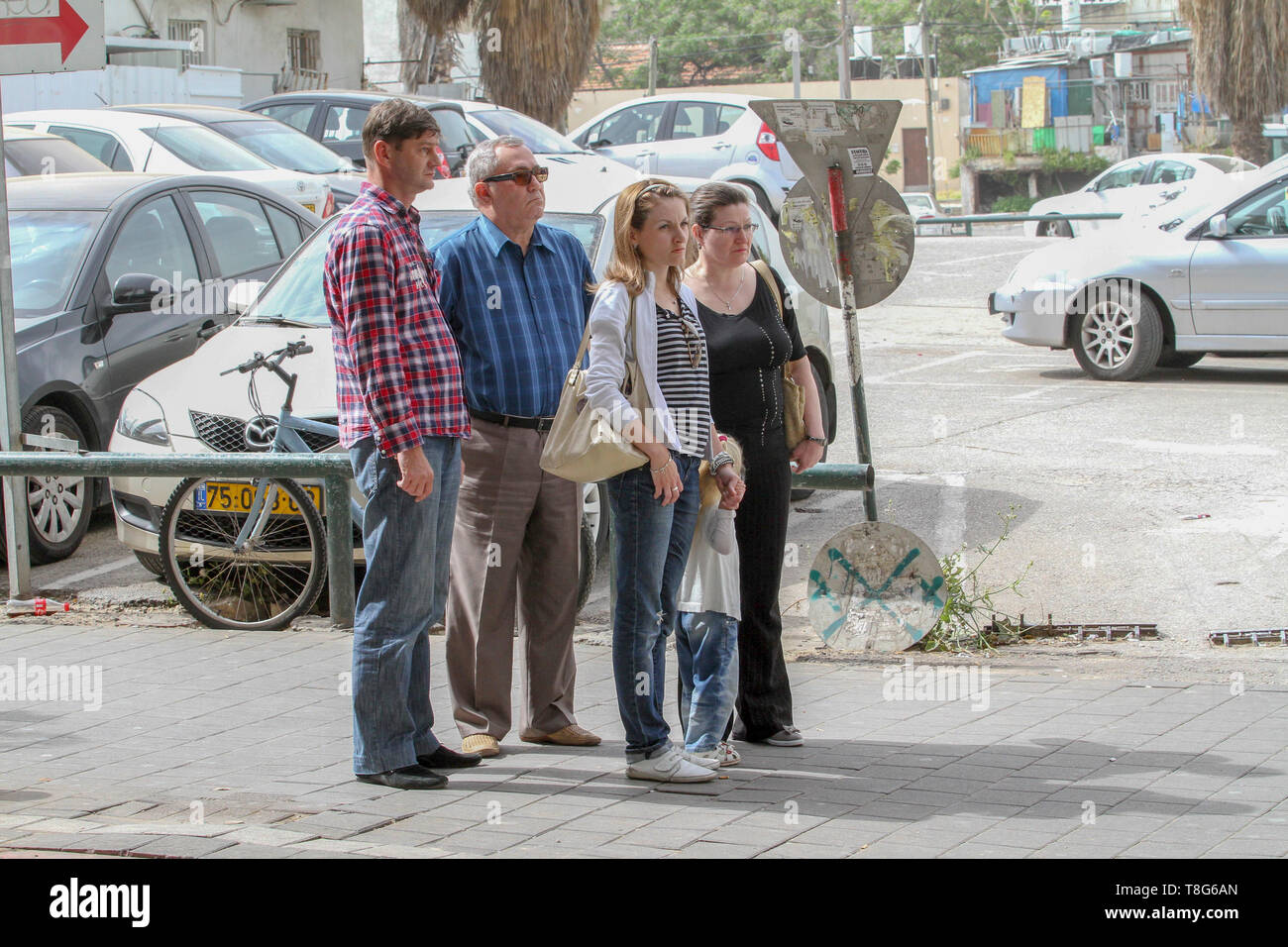 Les Israéliens se tient immobile comme une sirène retentit 2 minutes à travers Israël marquant la Journée du souvenir de l'holocauste commémorant les six millions de Juifs qui périssent Banque D'Images