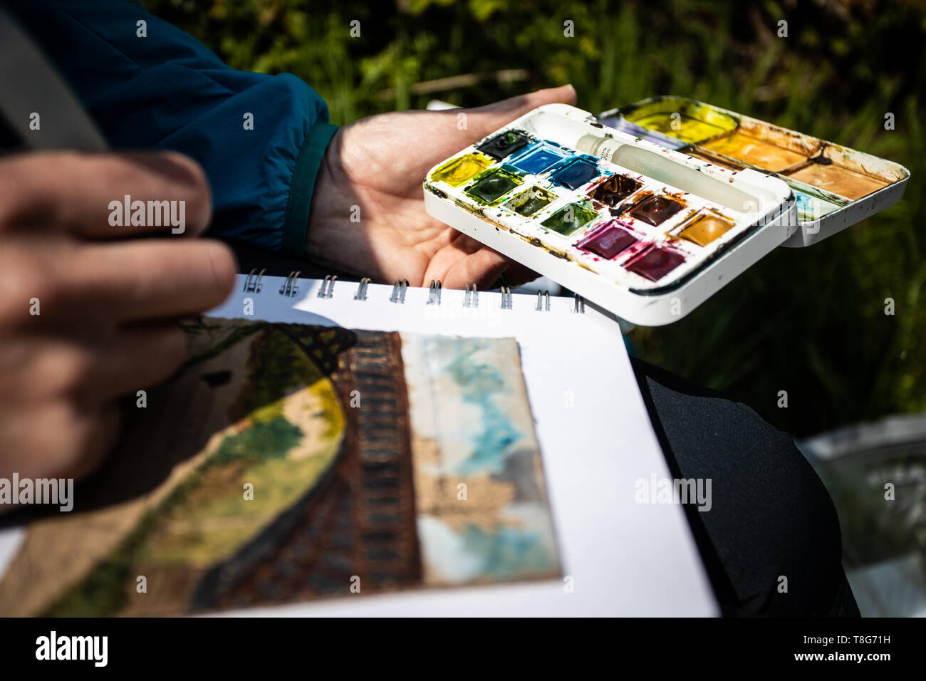 Vues de près d'un artiste (Urban Sketcher) dimensions l'Aquaduct de bras du moteur sur le côté d'un canal à Smethwick, Birmingham. Banque D'Images