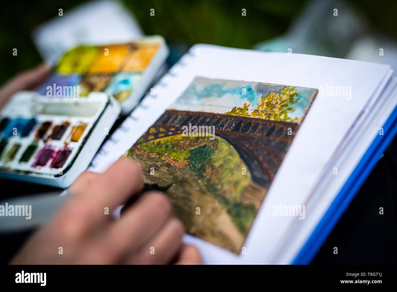 Vues de près d'un artiste (Urban Sketcher) dimensions l'Aquaduct de bras du moteur sur le côté d'un canal à Smethwick, Birmingham. Banque D'Images