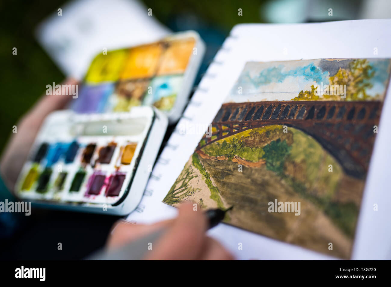 Vues de près d'un artiste (Urban Sketcher) dimensions l'Aquaduct de bras du moteur sur le côté d'un canal à Smethwick, Birmingham. Banque D'Images