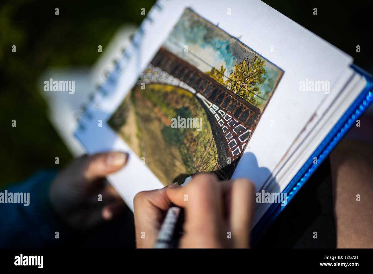 Vues de près d'un artiste (Urban Sketcher) dimensions l'Aquaduct de bras du moteur sur le côté d'un canal à Smethwick, Birmingham. Banque D'Images