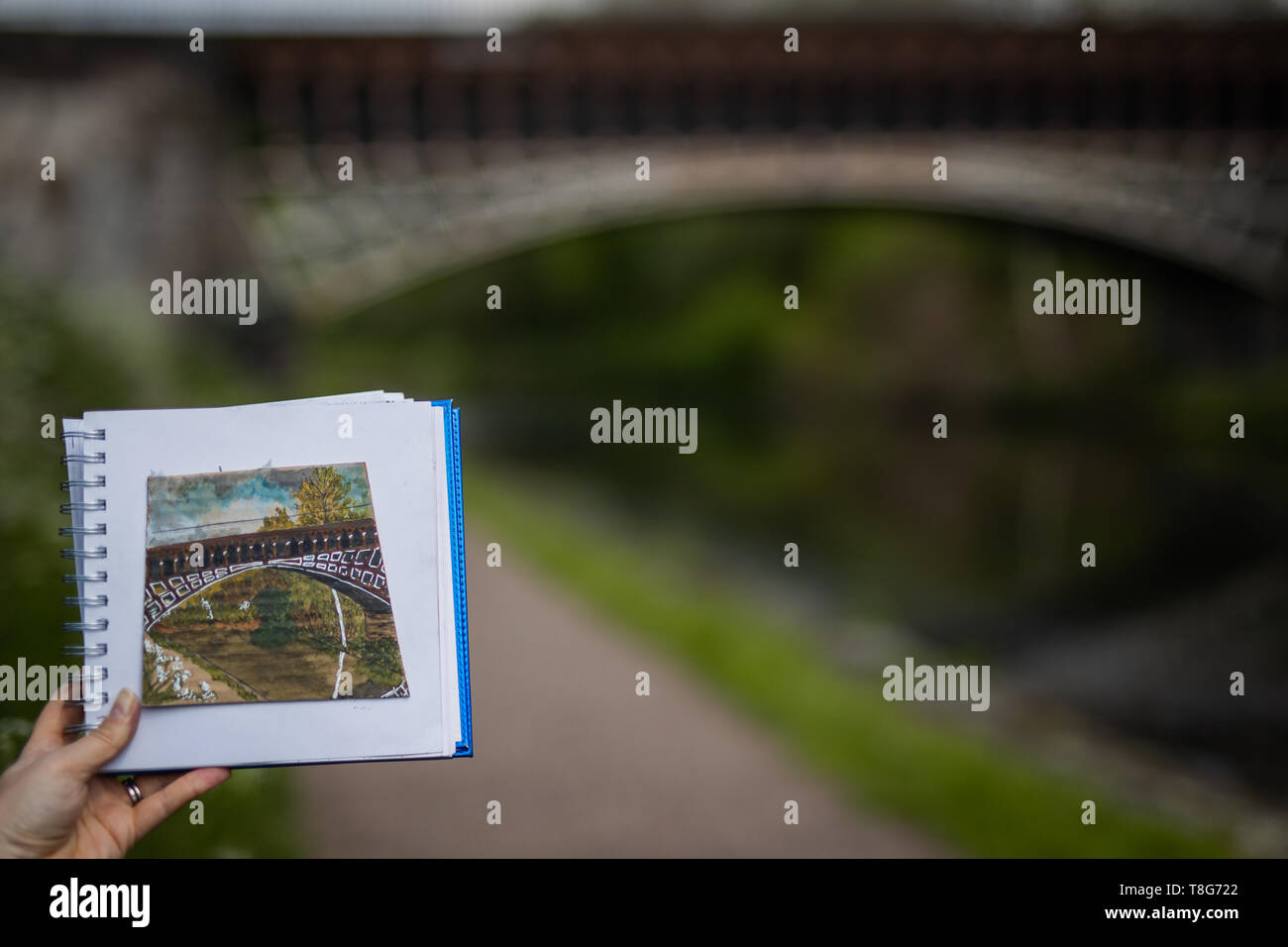 Vues de près d'un artiste (Urban Sketcher) dimensions l'Aquaduct de bras du moteur sur le côté d'un canal à Smethwick, Birmingham. Banque D'Images