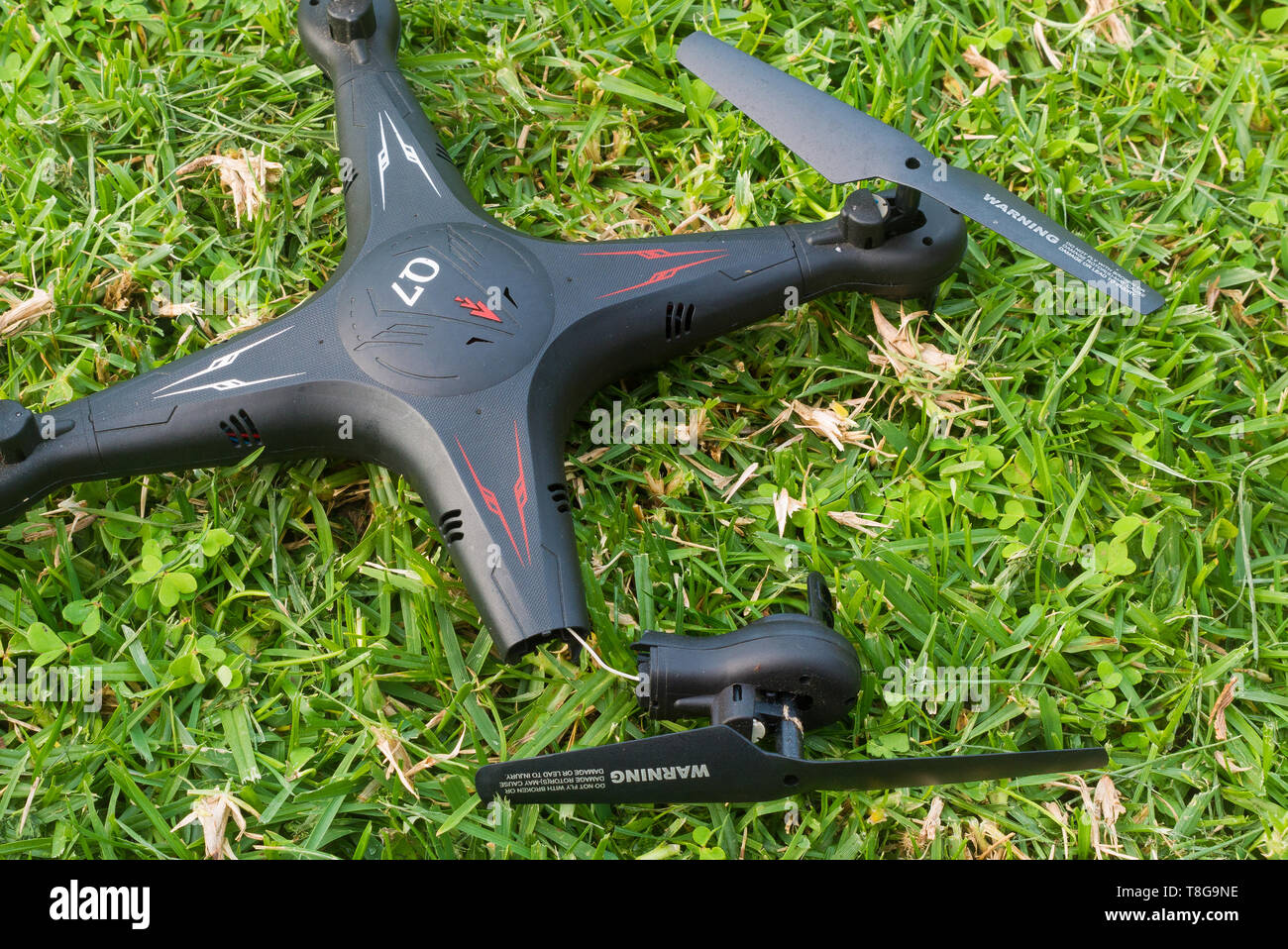 Voir la suite de la rupture d'une Q7 FY326 quadcopter sur l'herbe verte. Banque D'Images