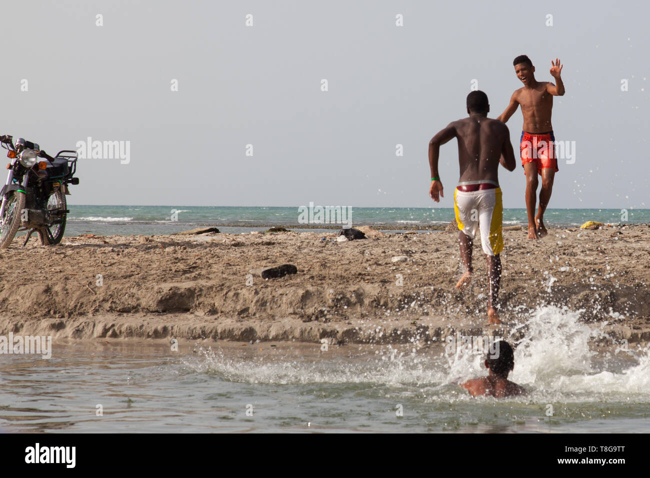 Les jeunes hommes jouant dans la rivière en miches. Banque D'Images