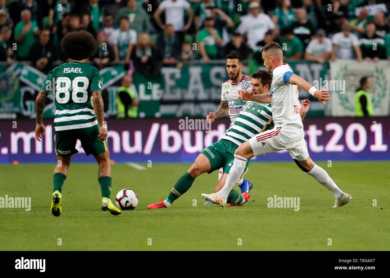 BUDAPEST, HONGRIE - 11 MAI : (r-l) Daniel Tozser de DVSC défis Ihor Kharatin de Ferencvarosi TC en face de Mark Szecsi de DVSC et Isael da Silva Barbosa de Ferencvarosi TC # 88 au cours de la Banque Hongroise OTP Liga match entre Ferencvarosi TC et DVSC de Groupama Arena le 11 mai 2019 à Budapest, Hongrie. Banque D'Images