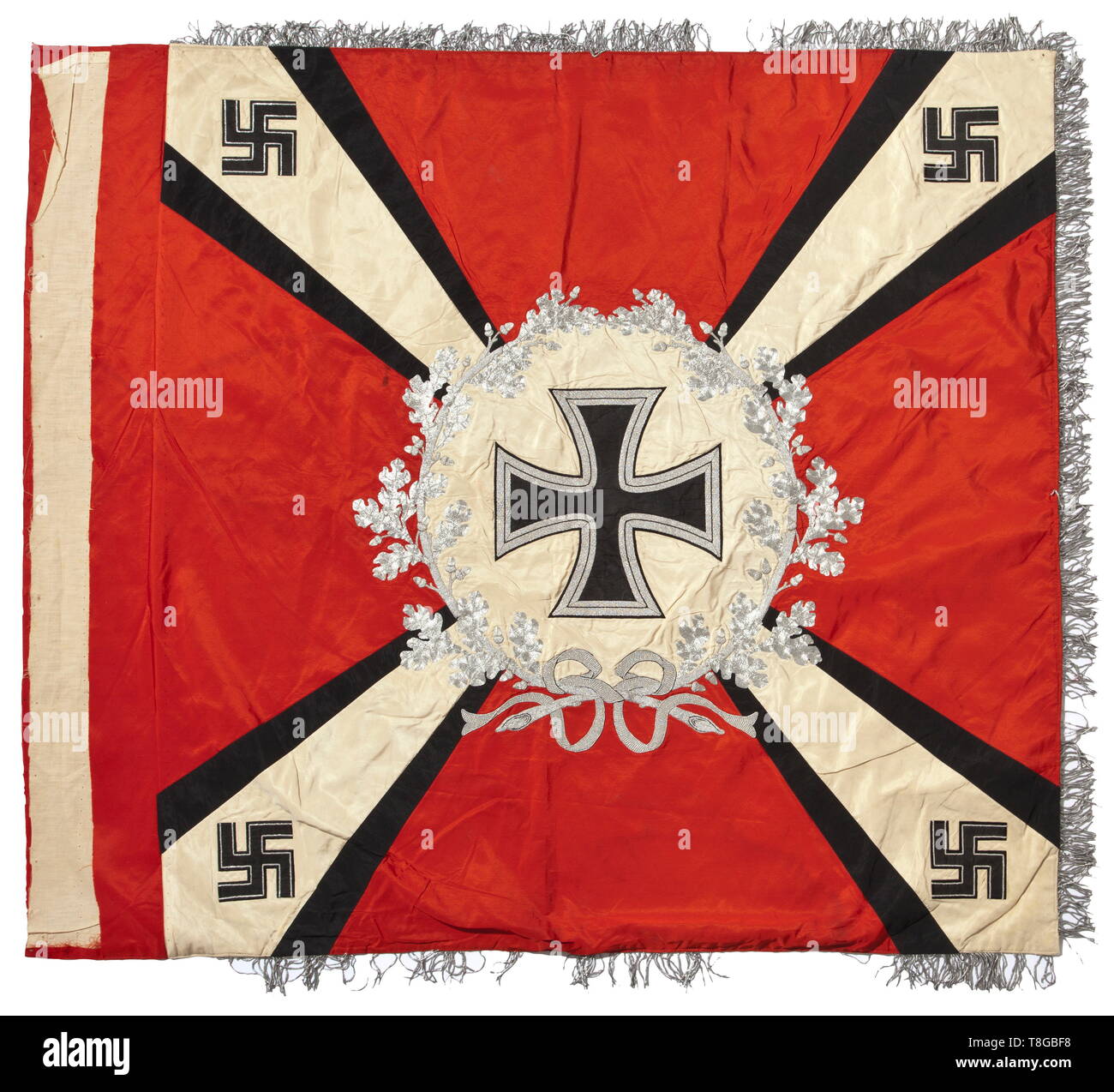 Une unité d'artillerie flak Drapeau effectué entièrement de soie rouge avec bordure argent sur trois côtés. Avec un disque blanc sur les deux côtés entouré par une couronne de laurier brodée d'argent. Un côté affiche un brodé silver eagle de la Luftwaffe dans le centre de l'ampleur au-delà de la Couronne, et l'autre disque porte une croix de fer. Diagonale quatre rayons blancs avec bordure noire, s'élargissant vers les coins, chacun portant une arme à d'argent, croix gammée de soie noire à l'angle. Des couleurs fraîches, des traces d'ongles sur le fourreau, un patch avec un tissu en soie d'origine, à peine perceptibles les taches. C Dimensions, Editorial-Use-seulement Banque D'Images