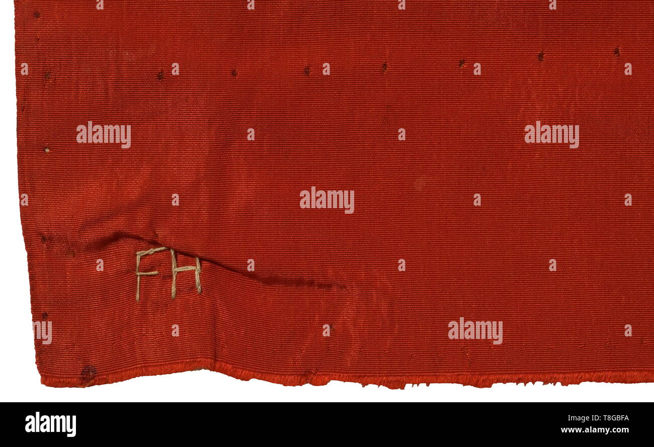 Une unité d'artillerie flak Drapeau effectué entièrement de soie rouge avec bordure argent sur trois côtés. Avec un disque blanc sur les deux côtés entouré par une couronne de laurier brodée d'argent. Un côté affiche un brodé silver eagle de la Luftwaffe dans le centre de l'ampleur au-delà de la Couronne, et l'autre disque porte une croix de fer. Diagonale quatre rayons blancs avec bordure noire, s'élargissant vers les coins, chacun portant une arme à d'argent, croix gammée de soie noire à l'angle. Des couleurs fraîches, des traces d'ongles sur le fourreau, un patch avec un tissu en soie d'origine, à peine perceptibles les taches. C Dimensions, Editorial-Use-seulement Banque D'Images