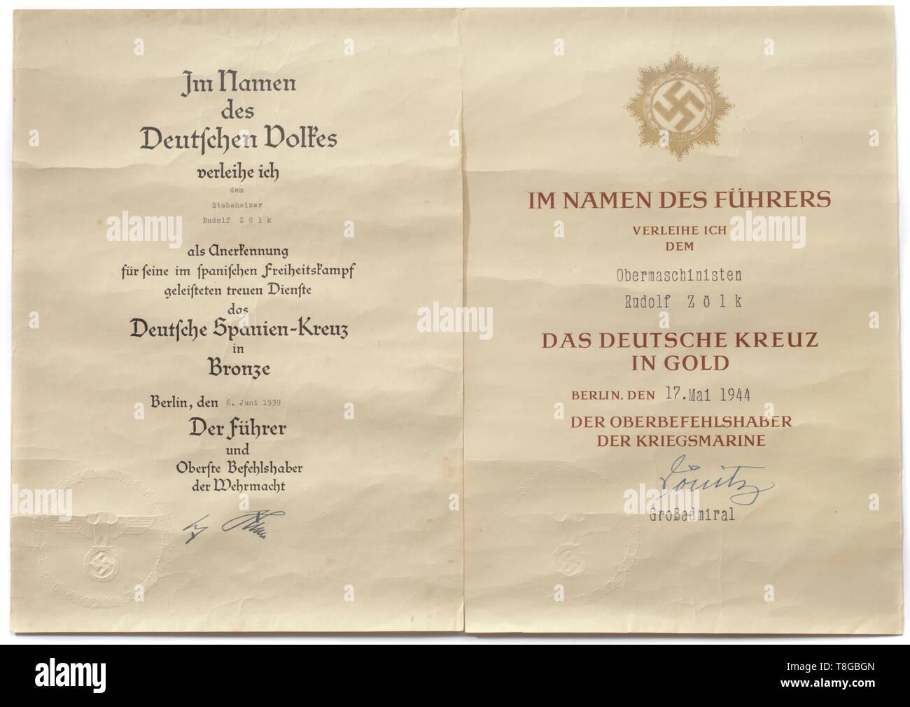 Une succession de Croix allemande en Or vainqueur U-boat de l'équipage Rudolf Zölk (U-123 'Hardegen') Croix allemande en Or, bouilloire Zimmermann, Pforzheim, léger problème avec quatre rivets creux, l'intérieur de l'axe de fixation poing '20', avec la présentation du prix noire affaire. De plus, deux versions de la question tissu croix allemande (de bleu marine et tissu gris), trois Croix de Fer de 1ère classe de 1939 (bouilloire '20' en cas d'attribution, bouilloire '54' avec disque fileté et d'un morceau de pièce jointe (avec film de rouille) sans bouilloire), un U-Boot Badge de guerre (l'industrie des métaux non ferreux, dorure), deux insignes de dragueur, Editorial-Use (non-seulement Banque D'Images