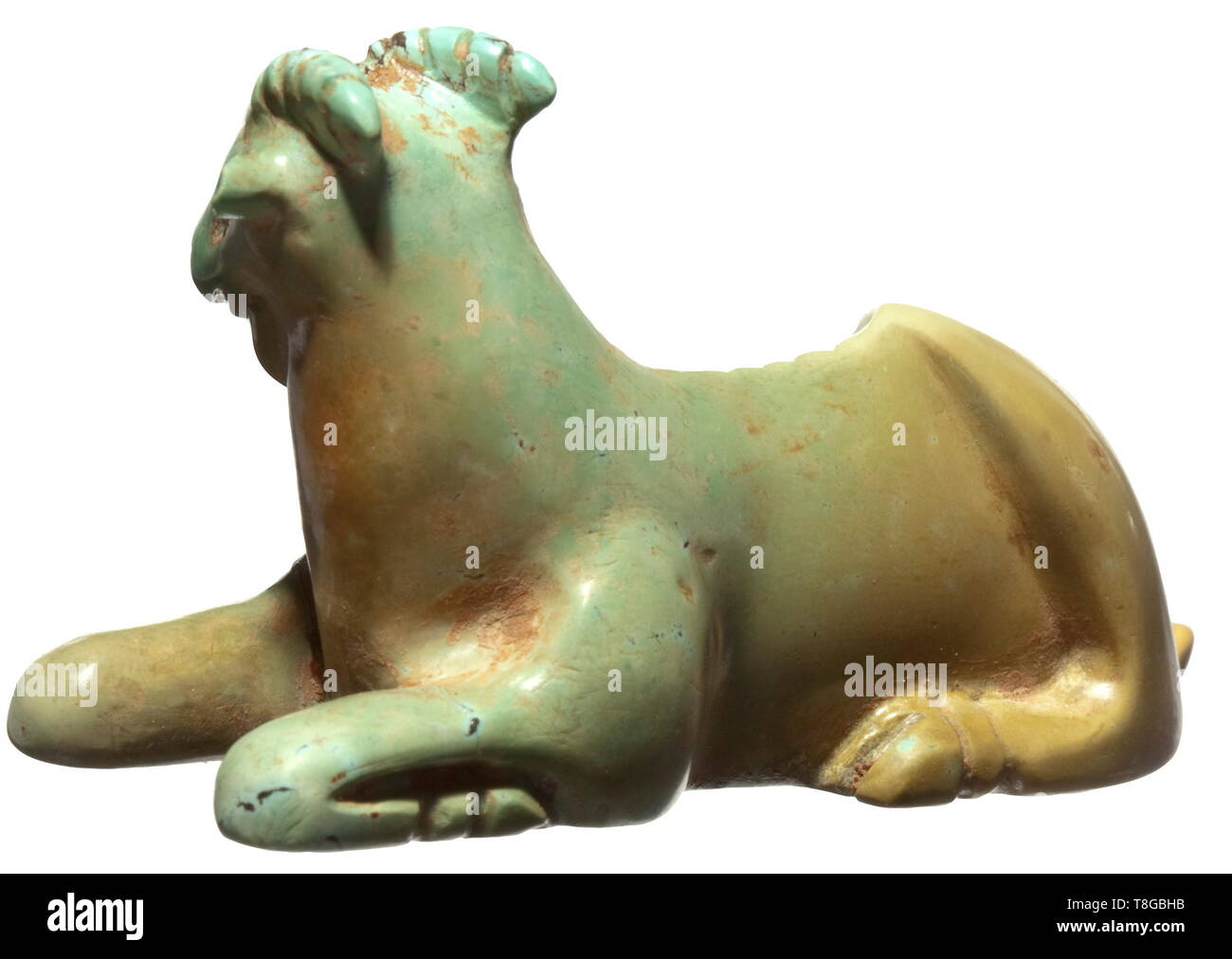 Une République petits sculpture d'une ram fait de turquoise, 5ème/4ème siècle avant J.-C. à la Ram pour le côté droit fabriqués en détail, fait de turquoise brillant avec un fond plat. Les deux pieds avant et collés. Longueur 6.1 cm. Provenance : Collection privée, Allemagne du Sud des années 1970 et plus tard. Historique, contexte historique, ancien monde, Additional-Rights Clearance-Info-Not-Available- Banque D'Images