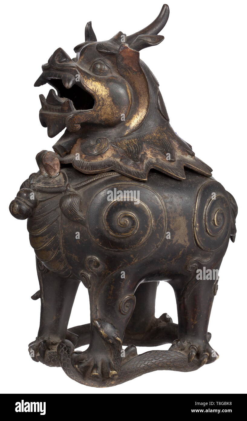 Un encensoir chinois sous la forme d'un qilin du 19e siècle. Bronze avec restes de dorure. Portrait d'un qilin-comme créature mythique, le repos avec ses quatre griffes sur un serpent. La tête de la créature comme encensoir couvercle relié à la caisse par une charnière (endommagé). Hauteur 20 cm., historique, historique de la Chine, le chinois, le 19ème siècle, Additional-Rights Clearance-Info-Not-Available- Banque D'Images