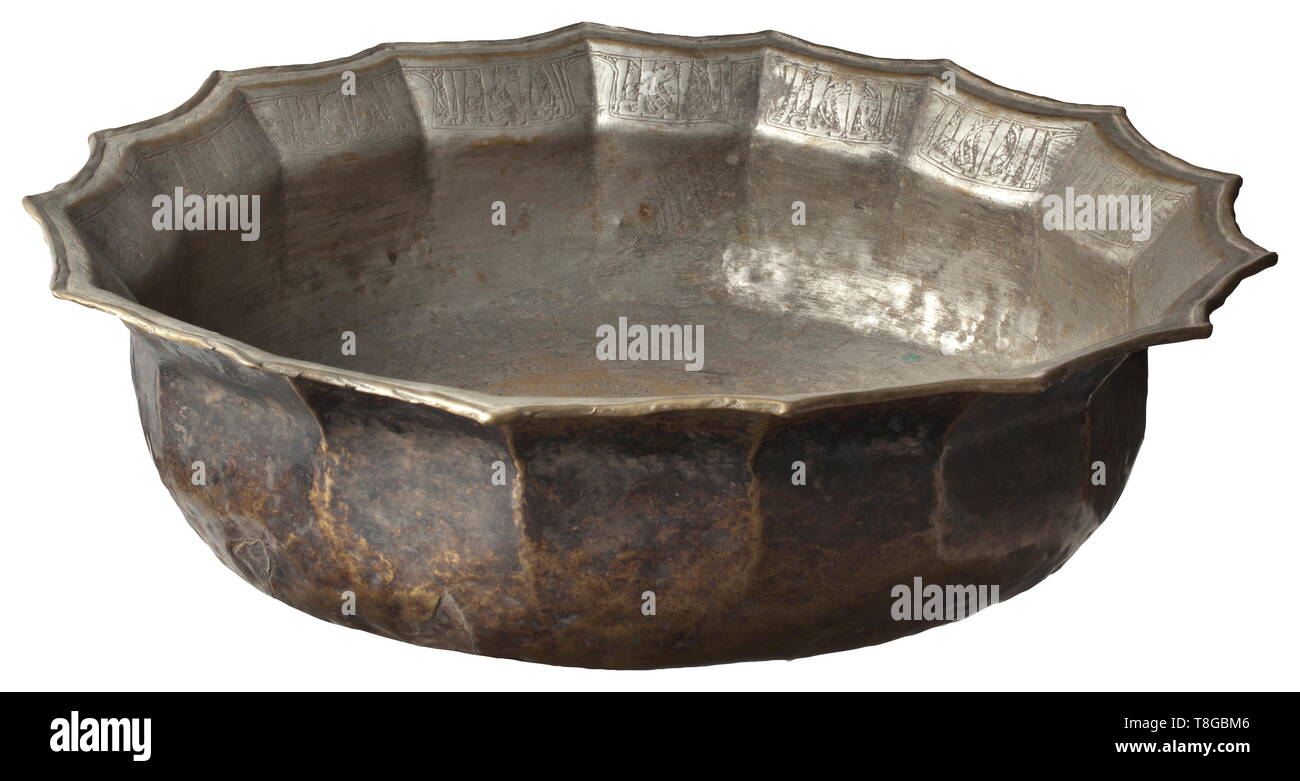 Un bassin de bronze perse seldjoukide (Lagan), 12ème/13ème siècle Bronze avec étain restant partiellement. Le corps a chassé avec facettés, armé, seize fois resserré rim. Le bord intérieur de la jante circonférentiellement gravé d'une inscription, le bol Kufi ornamentally gravé d'une banderole circulaire et un ornement fleur centrale. Le bord avant de la base avec une ancienne réparation et deux petites fissures. Diamètre 48 cm., historique, histoire, Orient, Perse, l'Asie orientale, asiatique, moyen-âge, Additional-Rights Clearance-Info-Not-Available- Banque D'Images