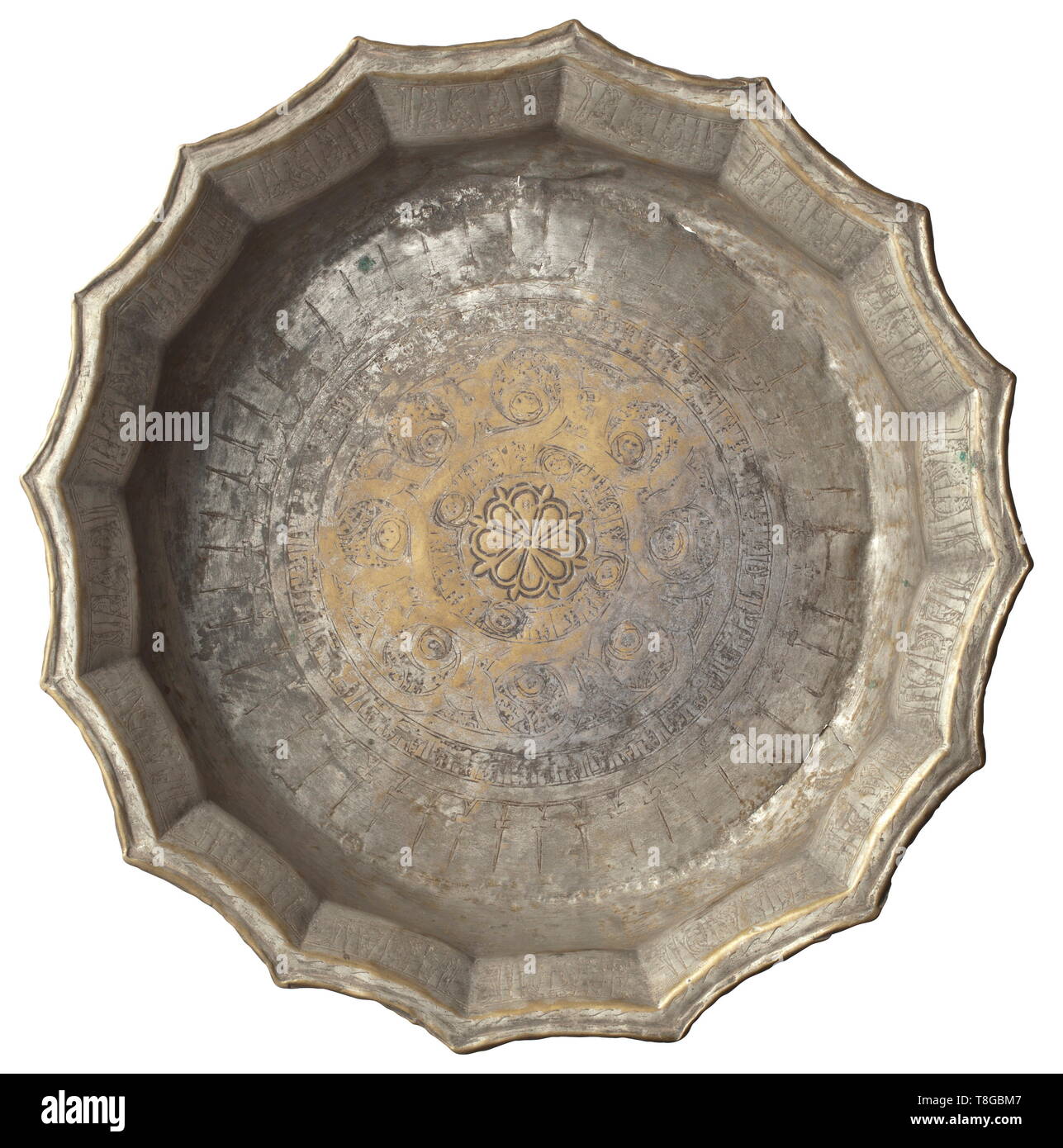 Un bassin de bronze perse seldjoukide (Lagan), 12ème/13ème siècle Bronze avec étain restant partiellement. Le corps a chassé avec facettés, armé, seize fois resserré rim. Le bord intérieur de la jante circonférentiellement gravé d'une inscription, le bol Kufi ornamentally gravé d'une banderole circulaire et un ornement fleur centrale. Le bord avant de la base avec une ancienne réparation et deux petites fissures. Diamètre 48 cm., historique, histoire, Orient, Perse, l'Asie orientale, asiatique, moyen-âge, Additional-Rights Clearance-Info-Not-Available- Banque D'Images