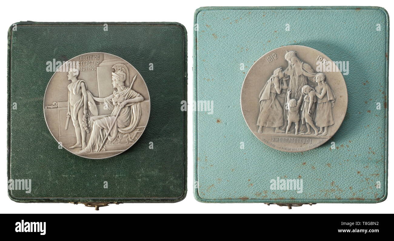 Deux médaillons tubé de possession aristocratique sur les célébrations du centenaire, un grand médaillon en argent (diamètre 64 mm) pour le 100e anniversaire de la guerre en 1902. L'avers avec le portrait d'Alexandre I et Nicolas II, l'inverse avec la Déesse de la guerre, l'envoi d'un soldat avec une dédicace, dans son étui en cuir vert d'origine. En outre, un grand médaillon en argent (diamètre 64 mm) sur le 100e anniversaire de la société patriotique impériale en 1912, dans un bleu turquoise en cuir avec doublure en soie historique., historique, m, Additional-Rights Clearance-Info-Not-Available- Banque D'Images