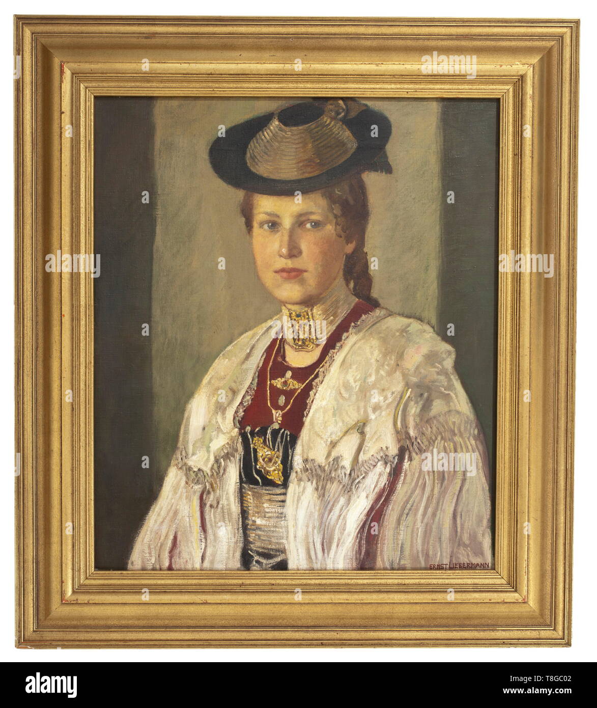 Ernst Liebermann (1869 - 1960) - Jeune Fille du Loisachtal Huile sur toile, signée en bas à droite et inscrit à l'arrière avec le nom de l'artiste et titre de la photo. Portrait de mi-longueur d'une jeune femme richement ornés en costume traditionnel Loisachtal devant un, nuancée d'arrière-plan gris-vert. Dans le vieux cadre doré (légèrement endommagé). La taille de l'image environ 60 x 70 cm, taille de cadre 82 x 92 cm environ. Ernst Liebermann a présenté des peintures avec des motifs similaires à plusieurs grandes expositions d'Art Allemand historique., historiques, 20e siècle, 1930, 1940, beaux-arts, l'art, NS, National, Editorial-Use-seulement Banque D'Images