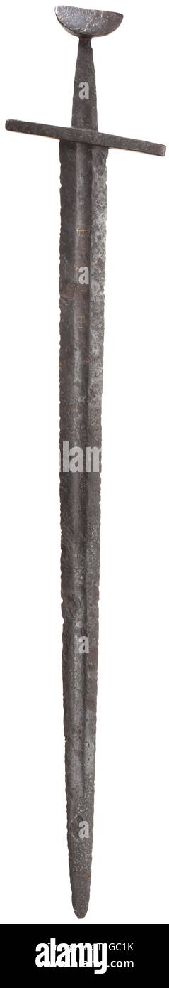 Une épée chevaleresque allemand du 11ème siècle, robuste, arme à double lame avec télévision des deux côtés de fullers que presque au point. Le tiers supérieur des deux côtés avec des incrustations en or trois lettres entre le bras droit traverse. Strong quillons de carré, de biais, déformés par la rouille. La base de l'tang, pommeau avec fullered effilé semi-circulaire. Longueur 97 cm. Provenance : Collection privée. de Munich, historique, historique, épée épées, armes, armes, armes, combats, bras, l'appareil militaire, militaria, objet, objets, alambics, Additional-Rights Clearance-Info-clipping,-Not-Available Banque D'Images