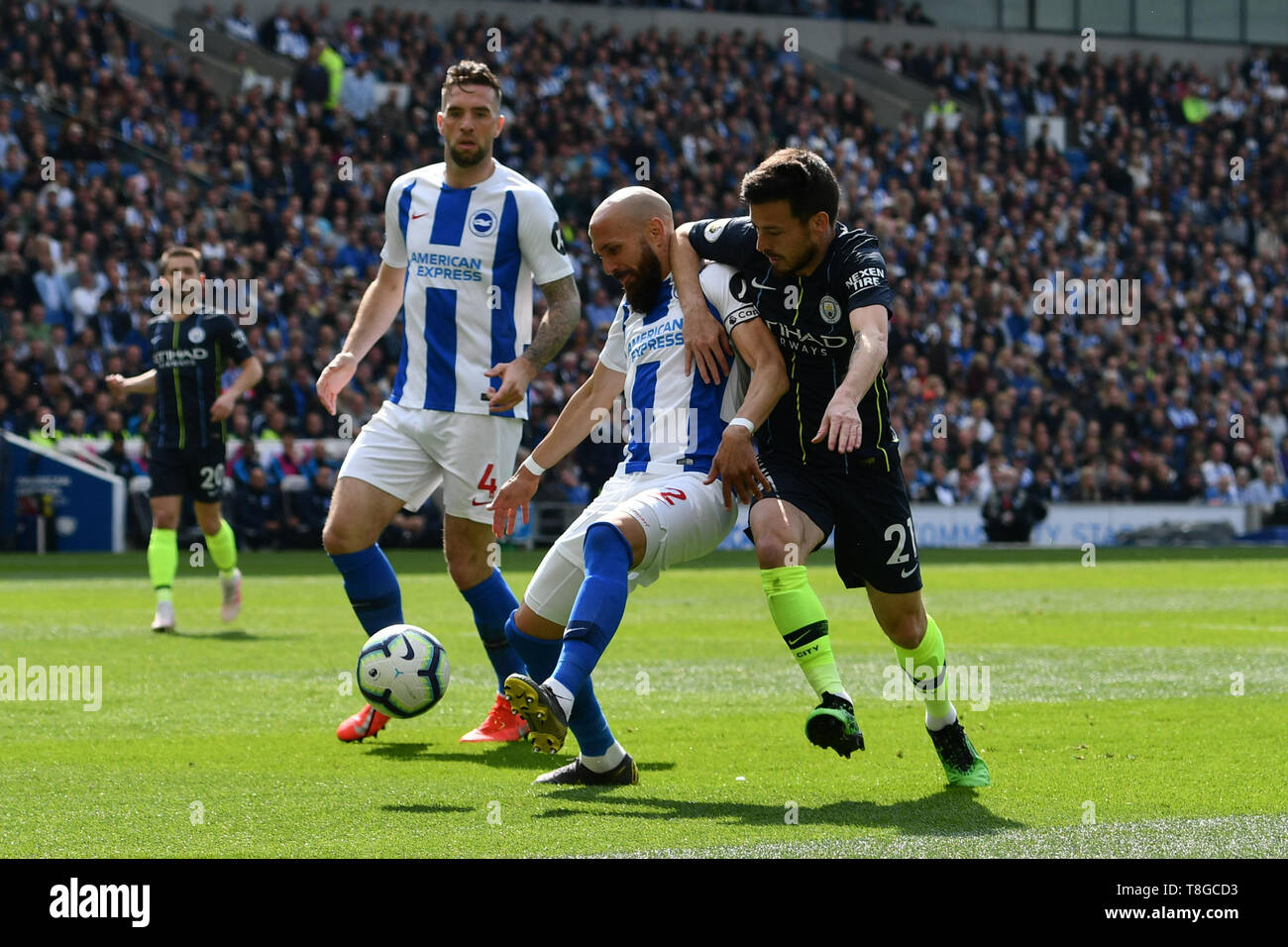 BRIGHTON, Angleterre - le 12 mai : Bruno Saltor (2) de Brighton et Hove Albion batailles pour possession avec David Silva (21) de Manchester City pendant le premier match de championnat entre Brighton & Hove Albion et Manchester City à l'American Express Community Stadium le 12 mai 2019 à Brighton, Royaume-Uni. (MB) Banque D'Images